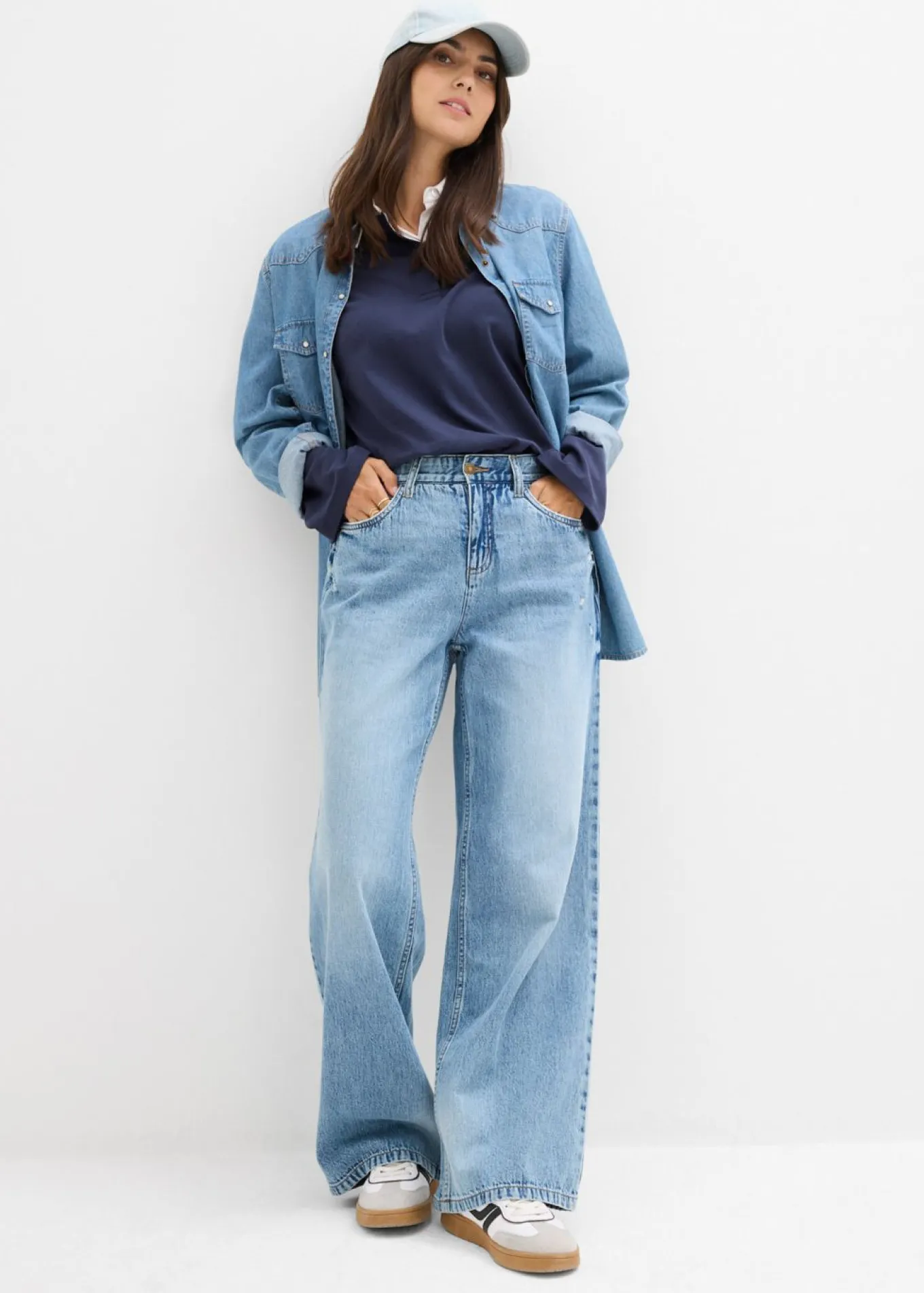 Vaqueros low stretch con perneras anchas y tiro medio