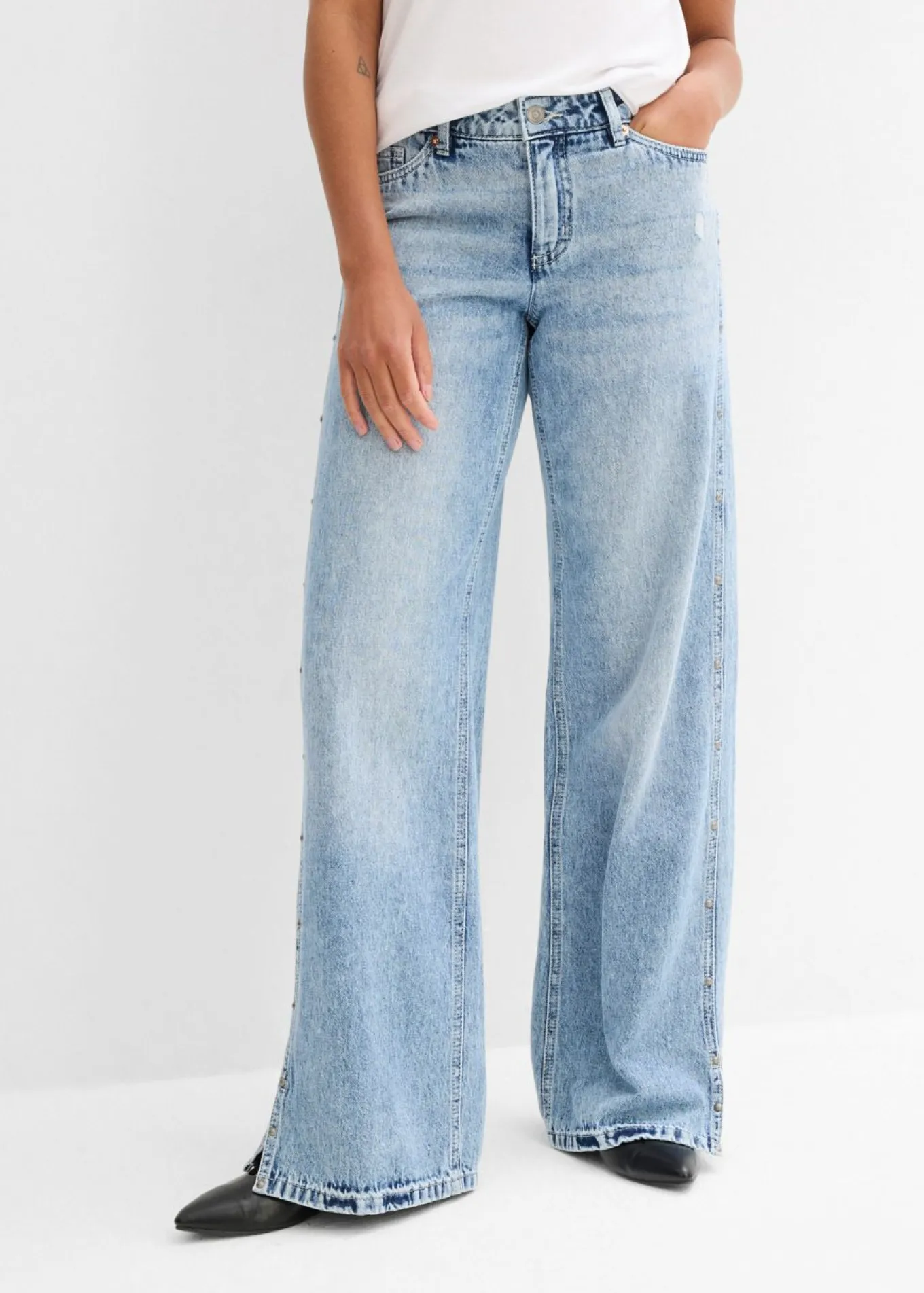 Vaqueros low stretch con corte holgado, talle medio y diseño recto