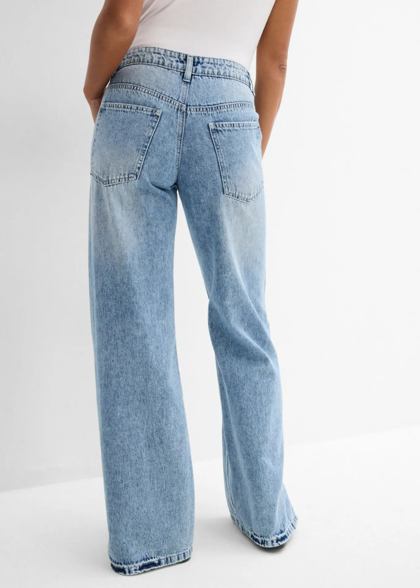 Vaqueros low stretch con corte holgado, talle medio y diseño recto