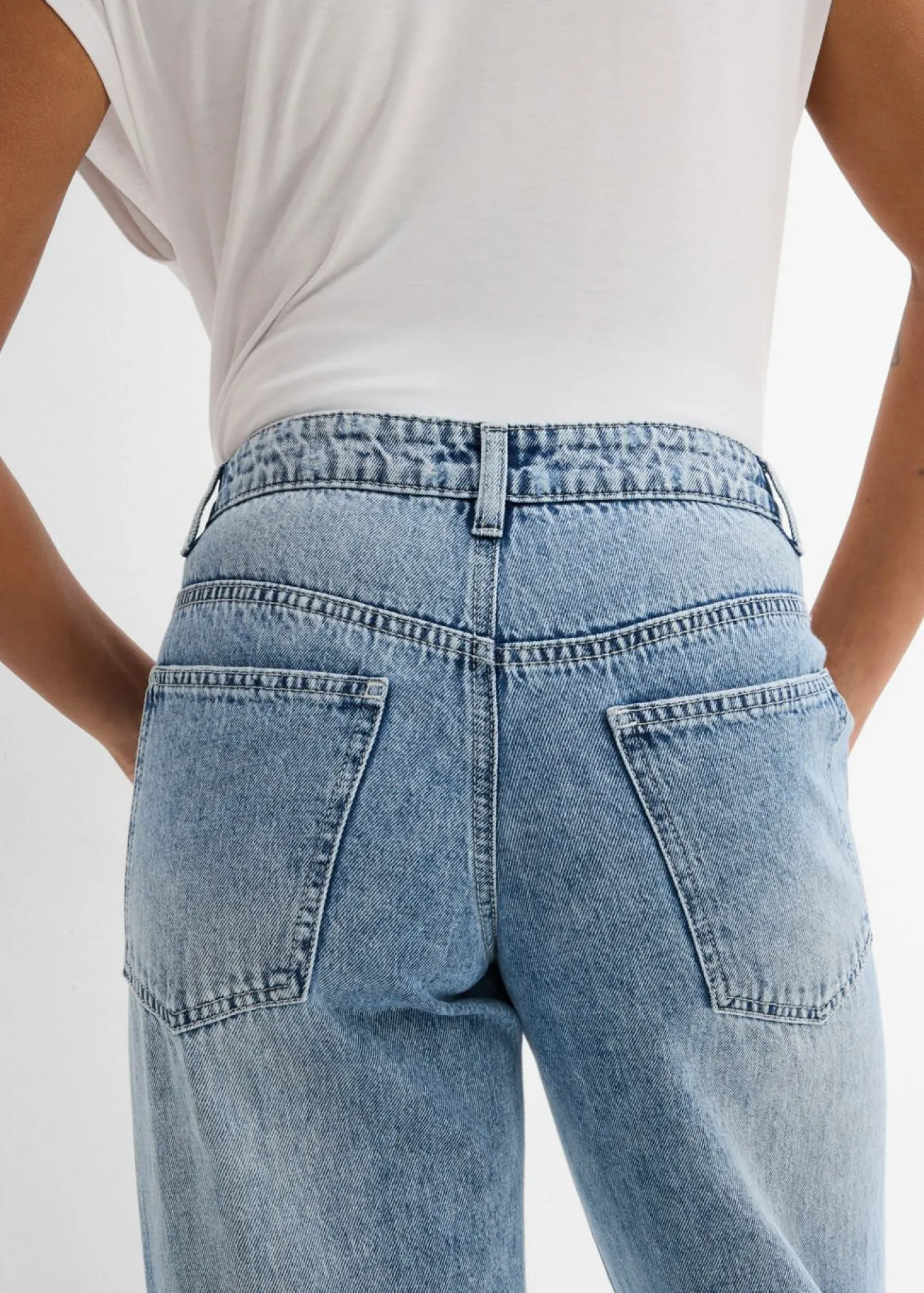 Vaqueros low stretch con corte holgado, talle medio y diseño recto