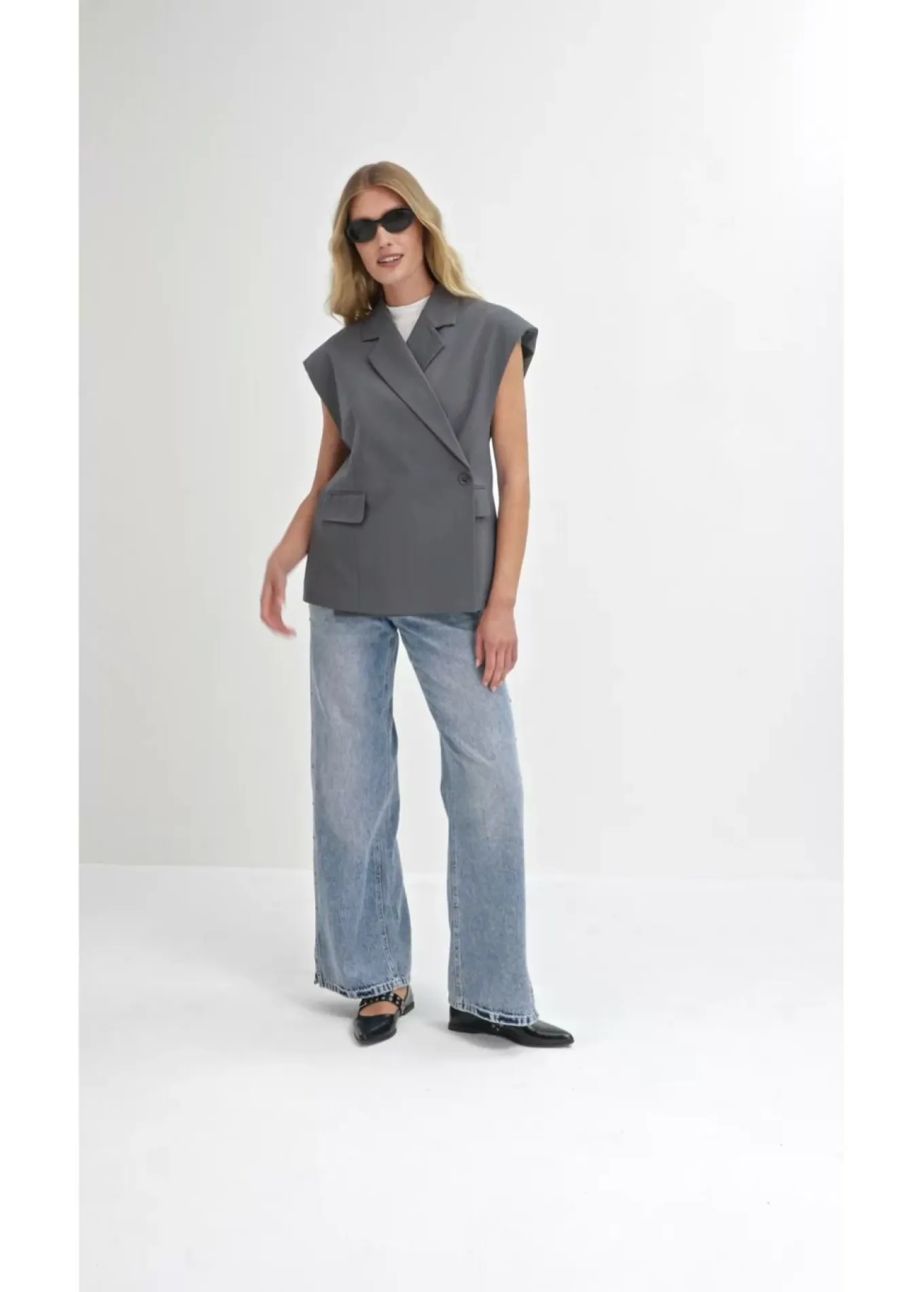 Vaqueros low stretch con corte holgado, talle medio y diseño recto