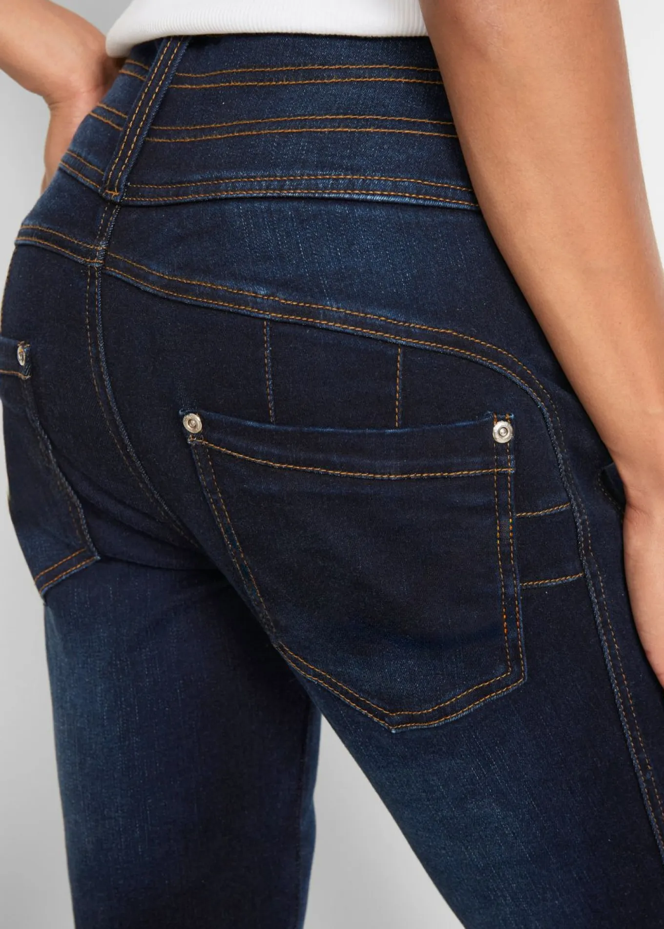 Vaqueros moldeadores con corte bootcut y talle alto
