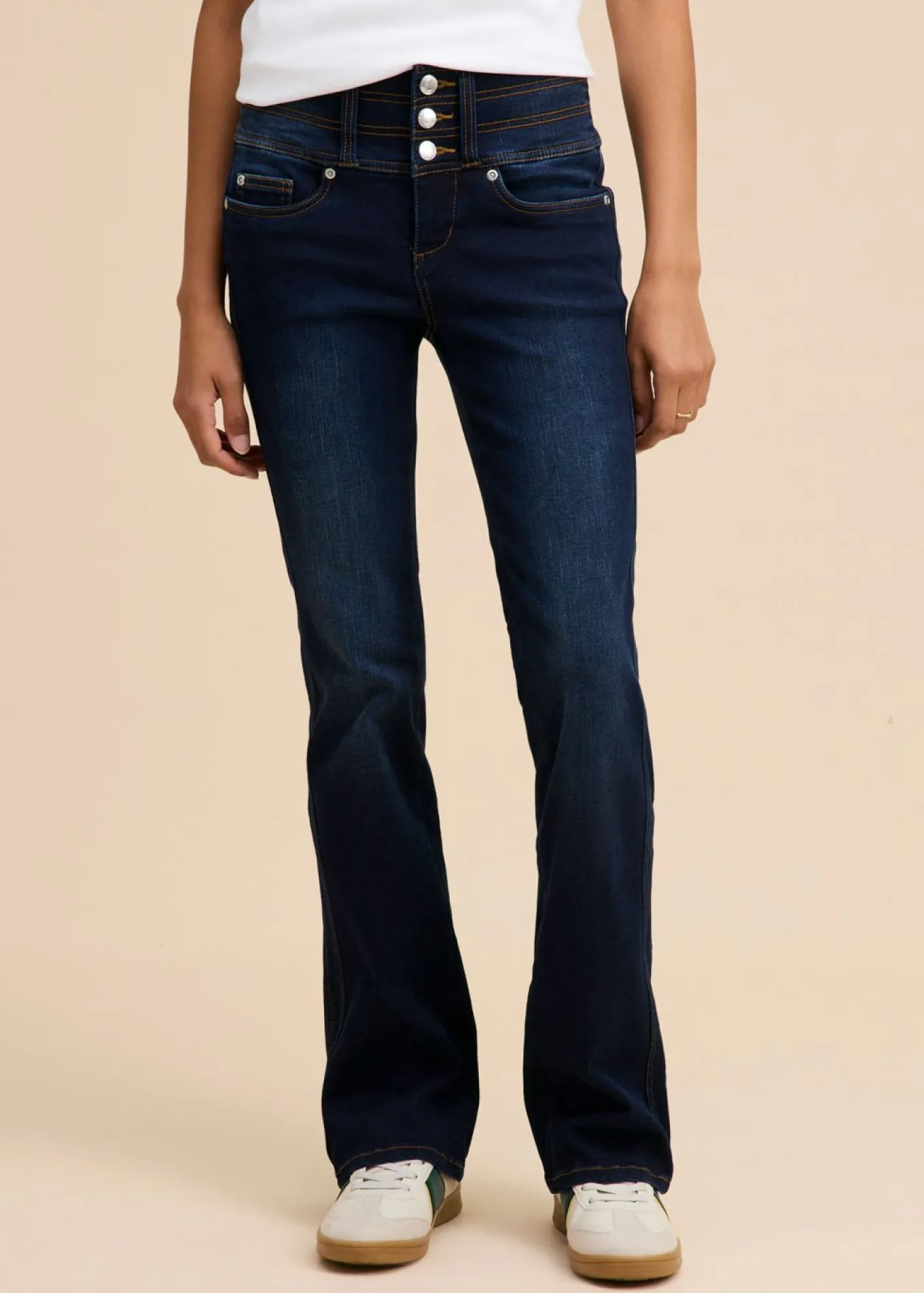 Vaqueros moldeadores con corte bootcut y talle alto