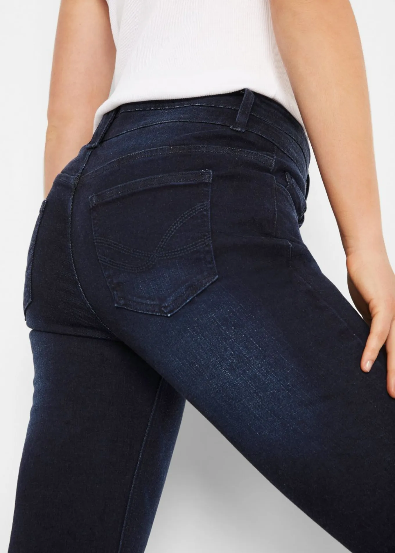 Vaqueros moldeadores y suaves con corte bootcut y talle alto