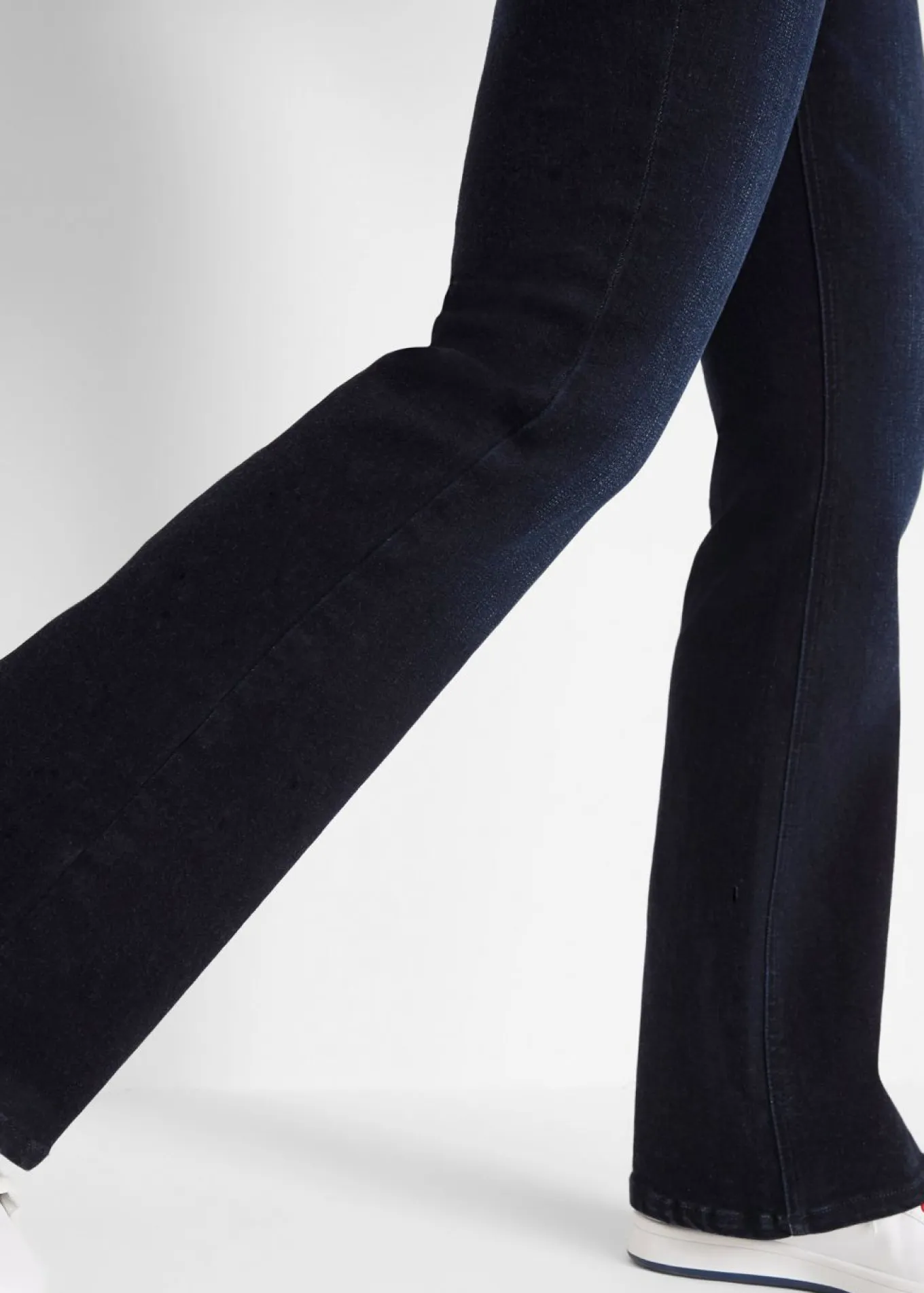 Vaqueros moldeadores y suaves con corte bootcut y talle alto