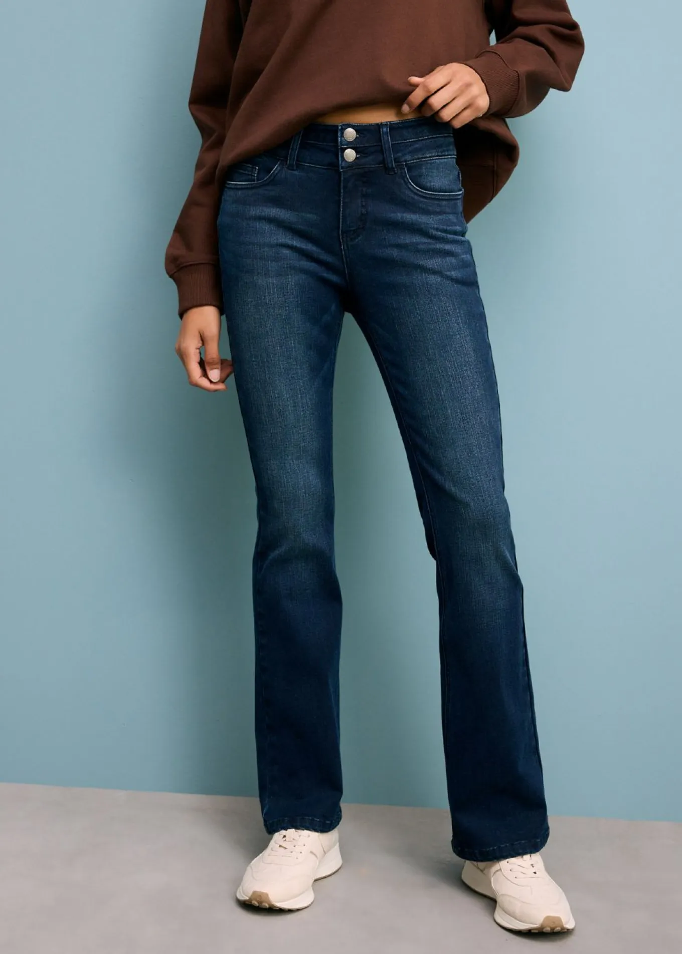Vaqueros moldeadores y suaves con corte bootcut y talle alto