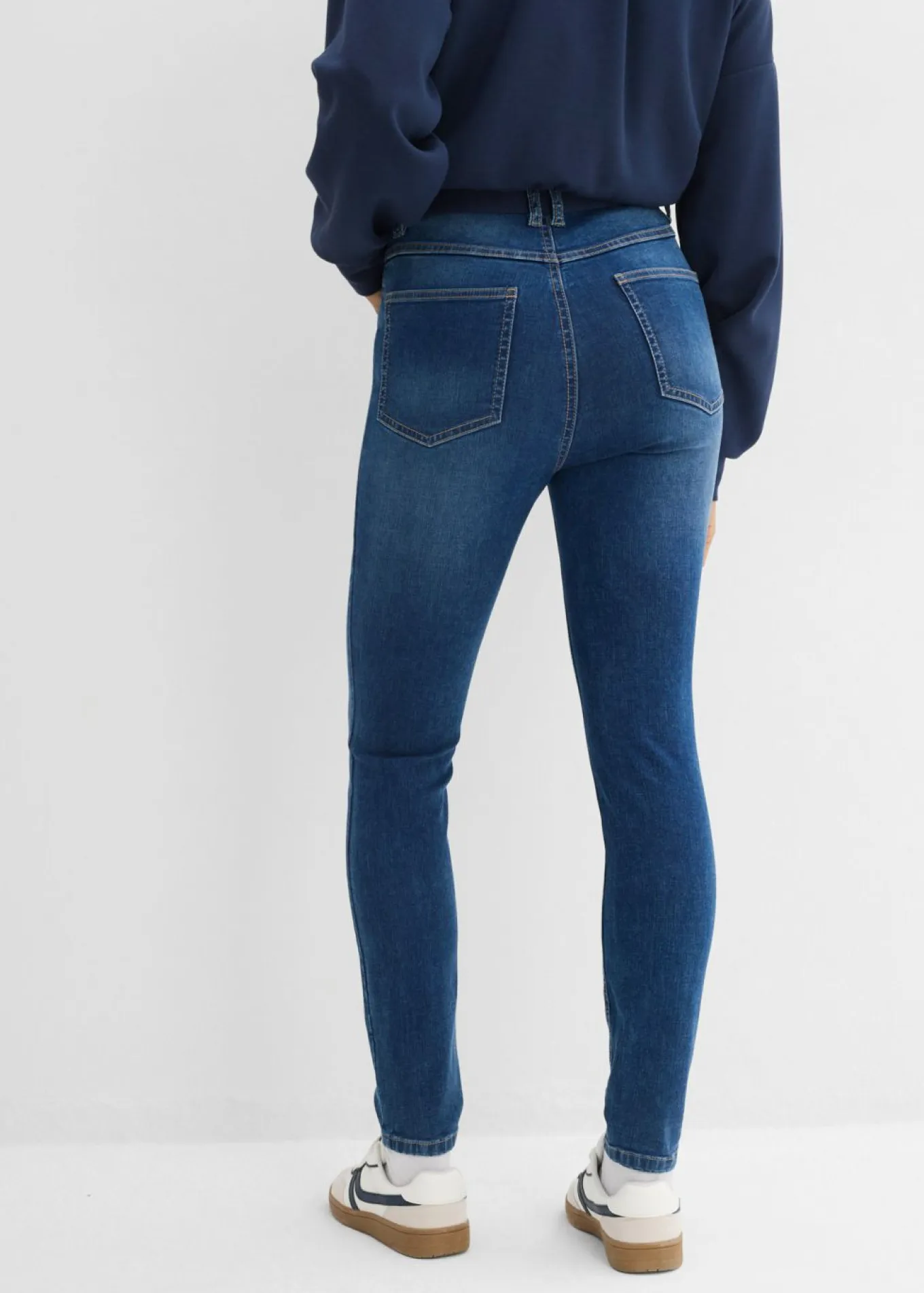 Vaqueros pitillo con talle medio y cinturilla cómoda
