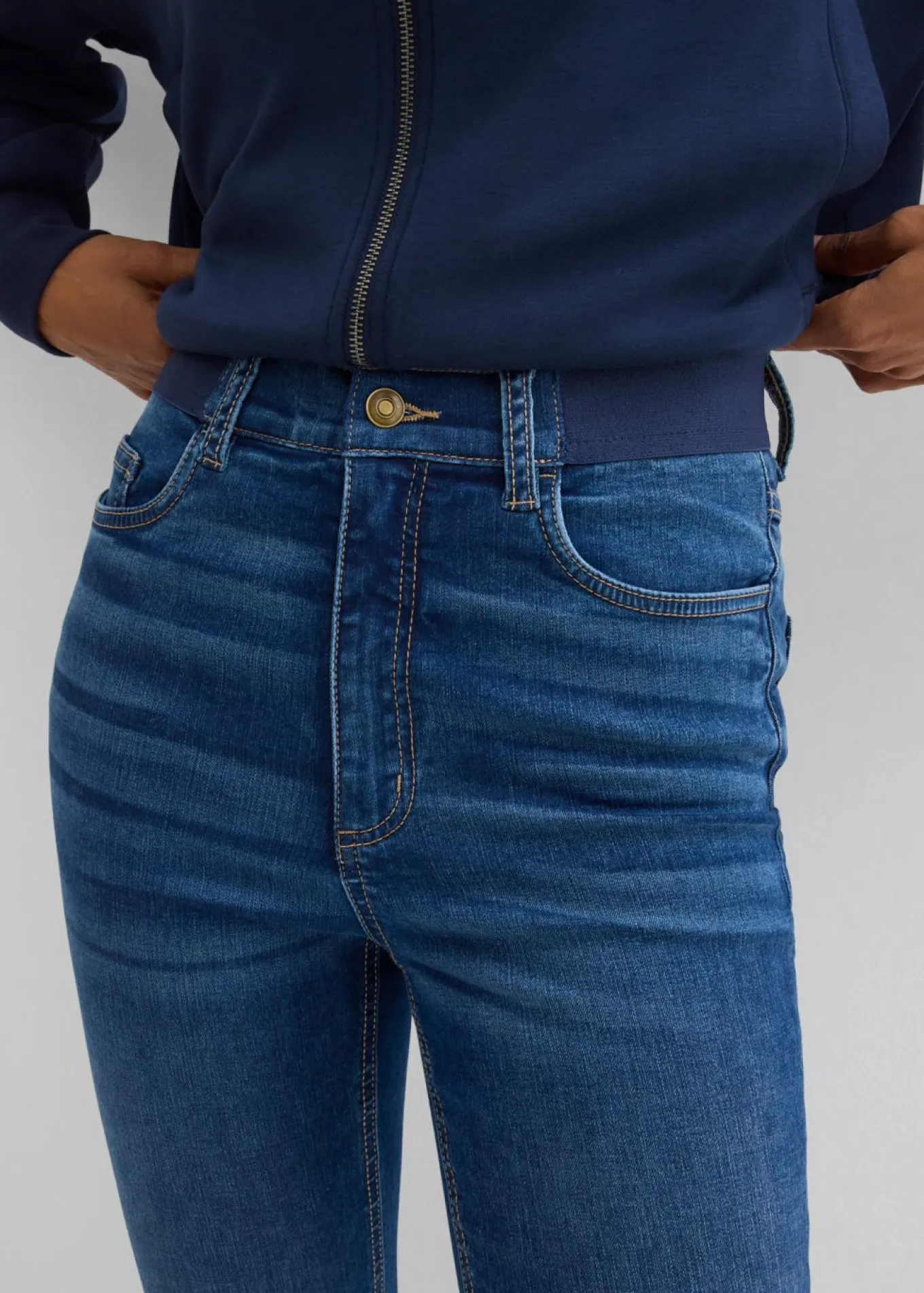 Vaqueros pitillo con talle medio y cinturilla cómoda