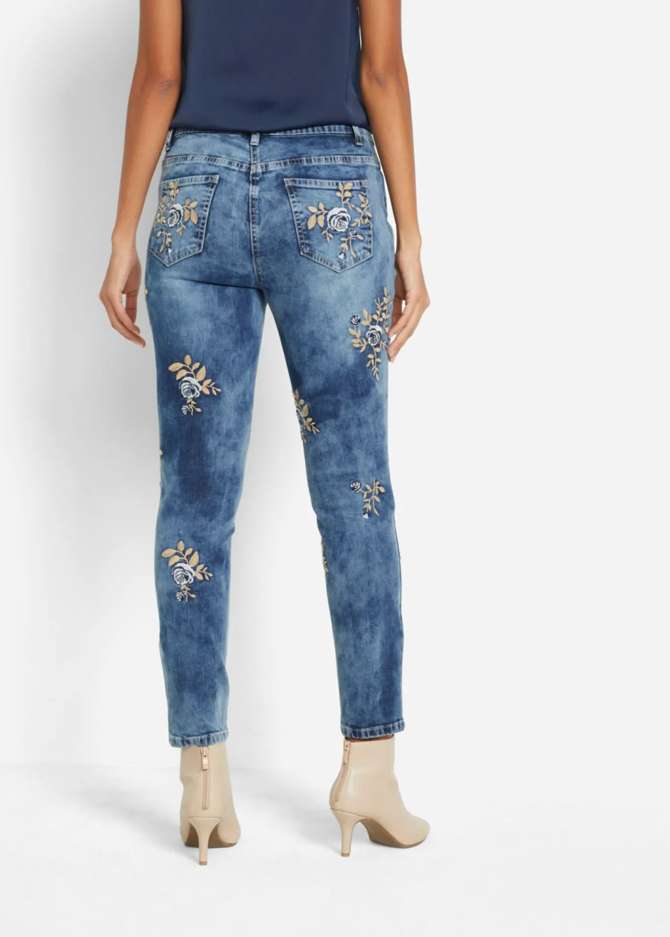 Vaqueros slim fit, con bordado de flores