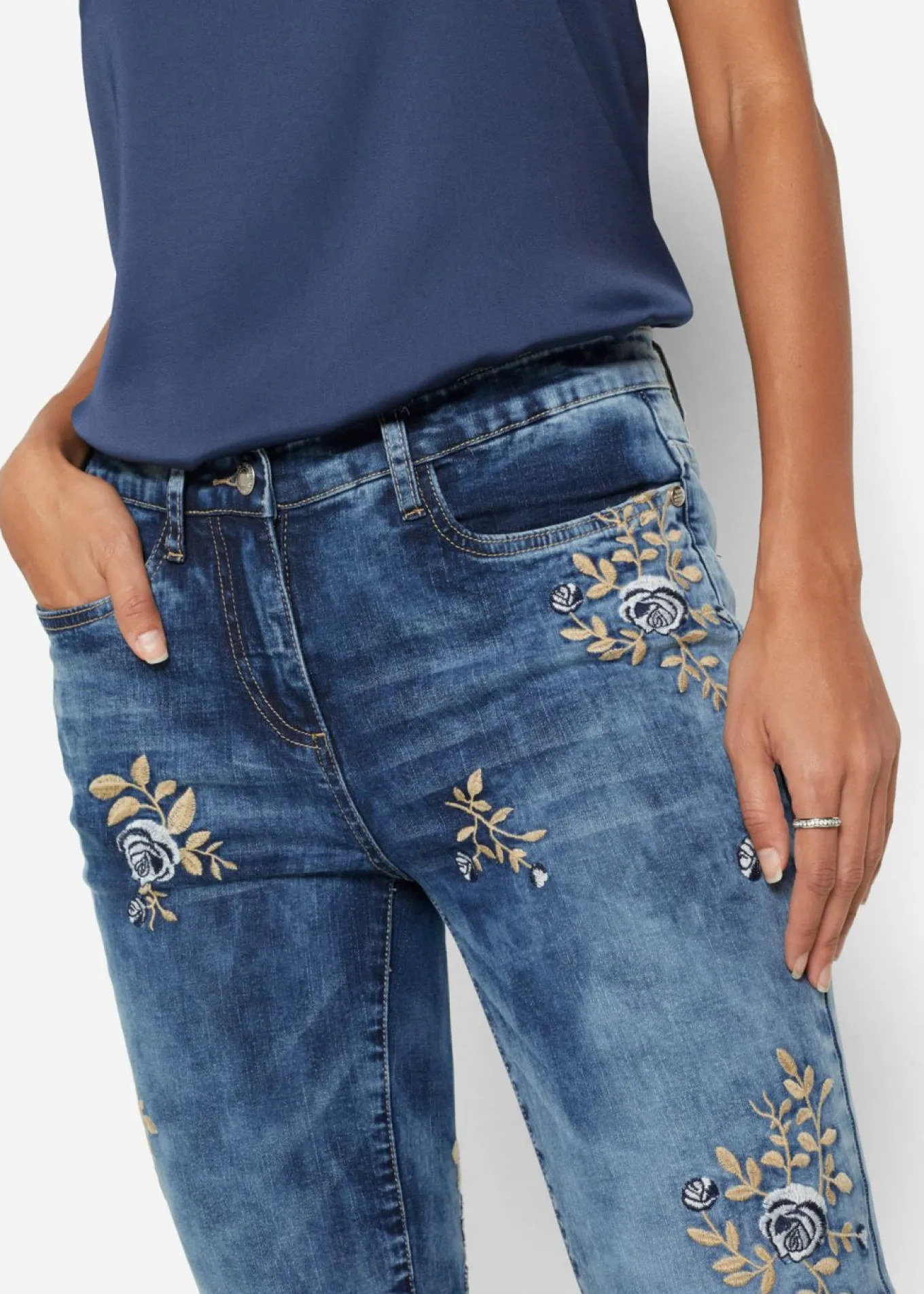 Vaqueros slim fit, con bordado de flores