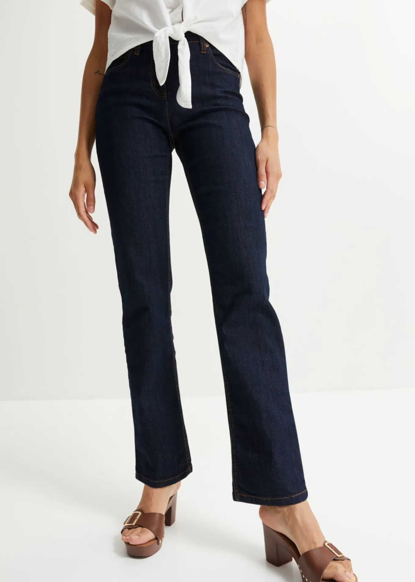 Vaqueros straight, mid waist, elásticos