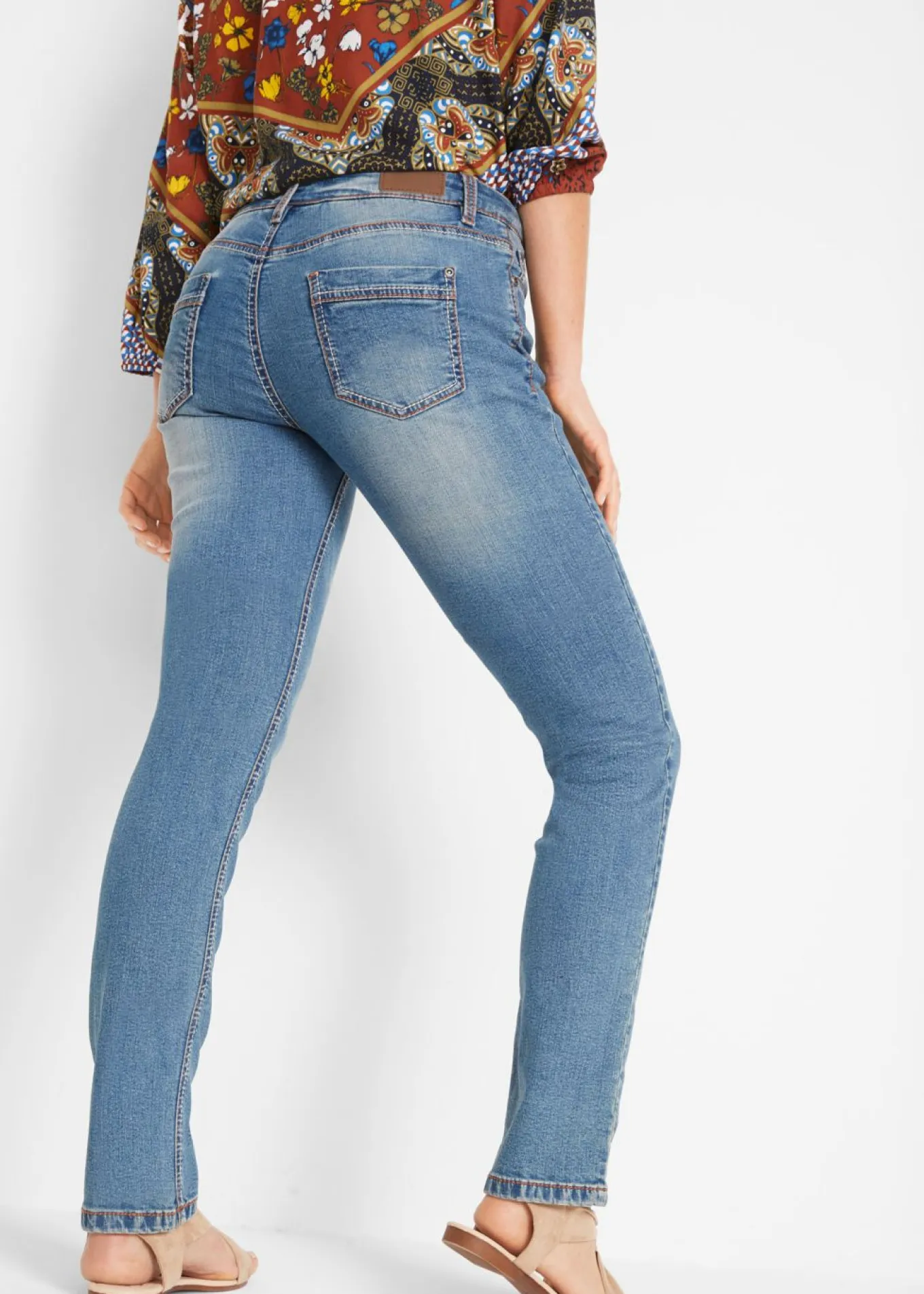 Vaqueros straight, mid waist, elásticos