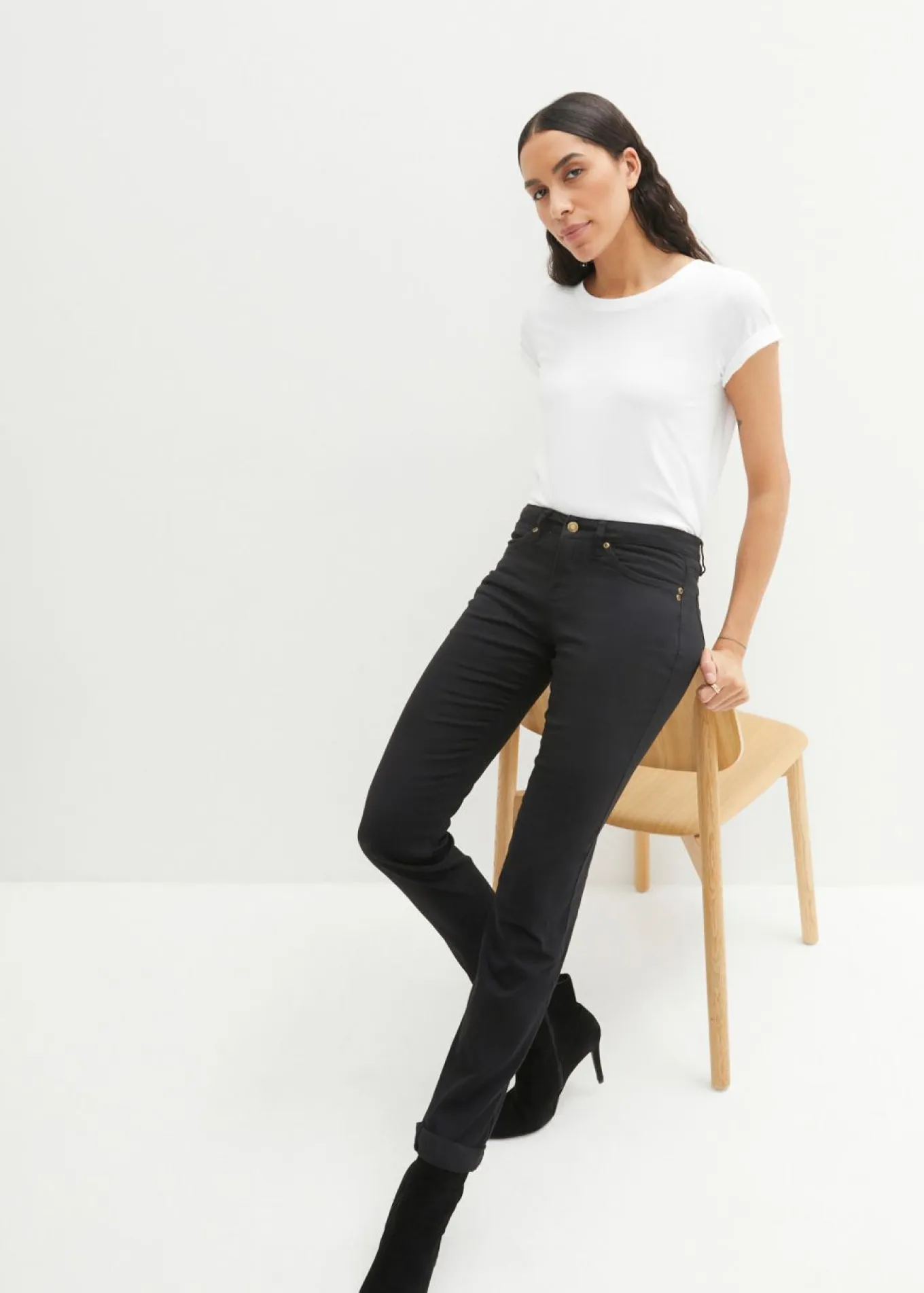 Vaqueros straight, mid waist, elásticos