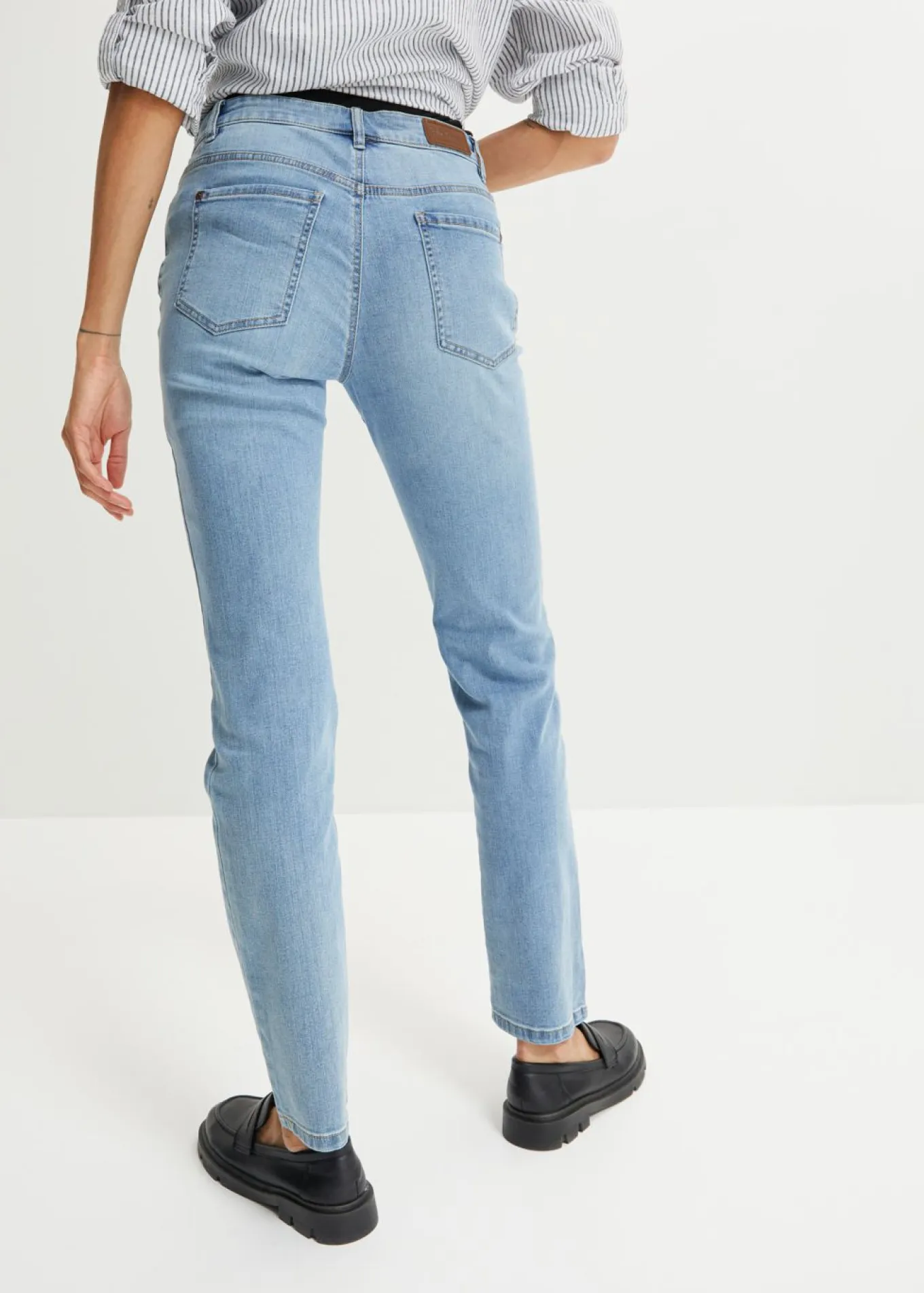 Vaqueros straight, mid waist, elásticos