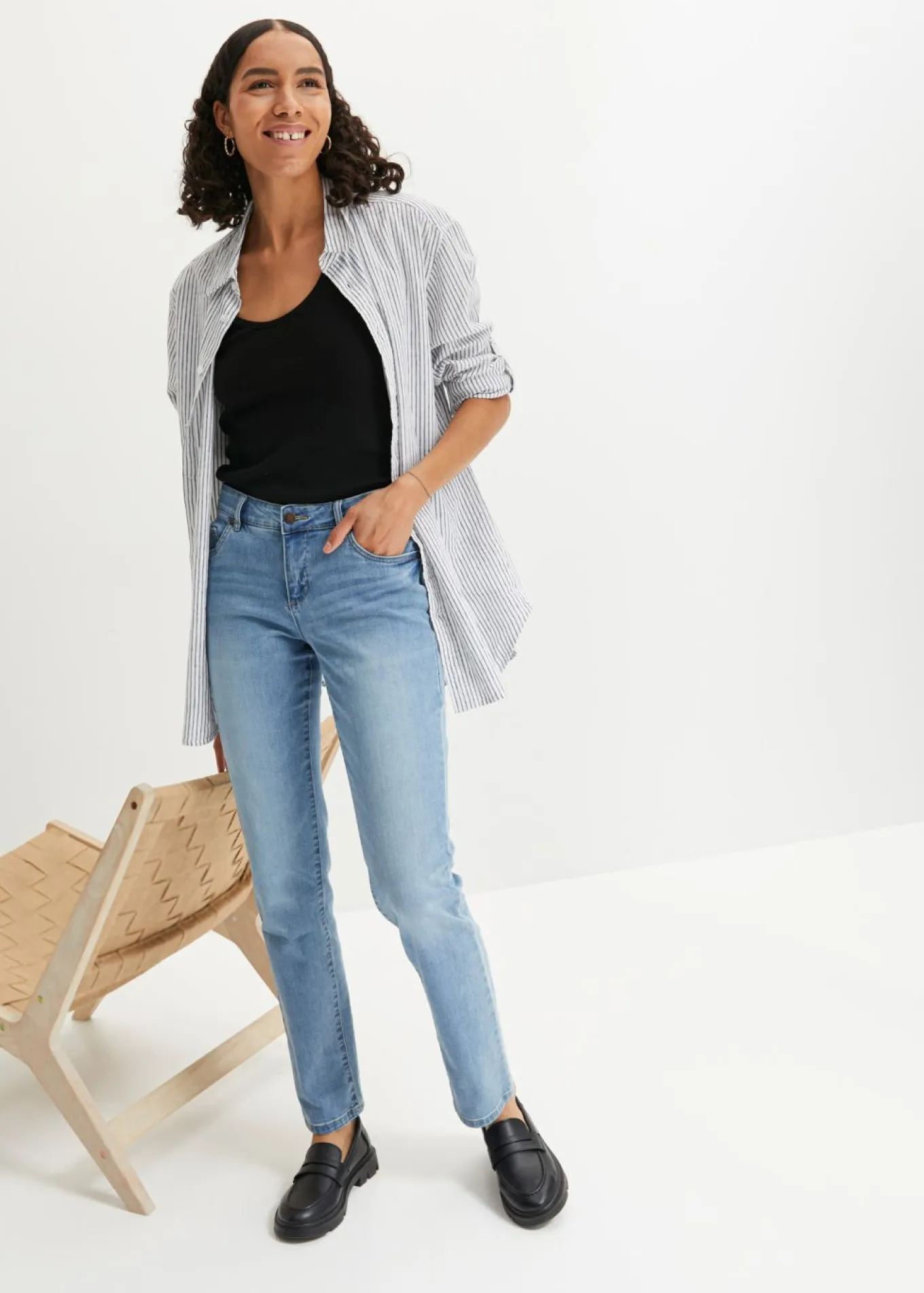 Vaqueros straight, mid waist, elásticos