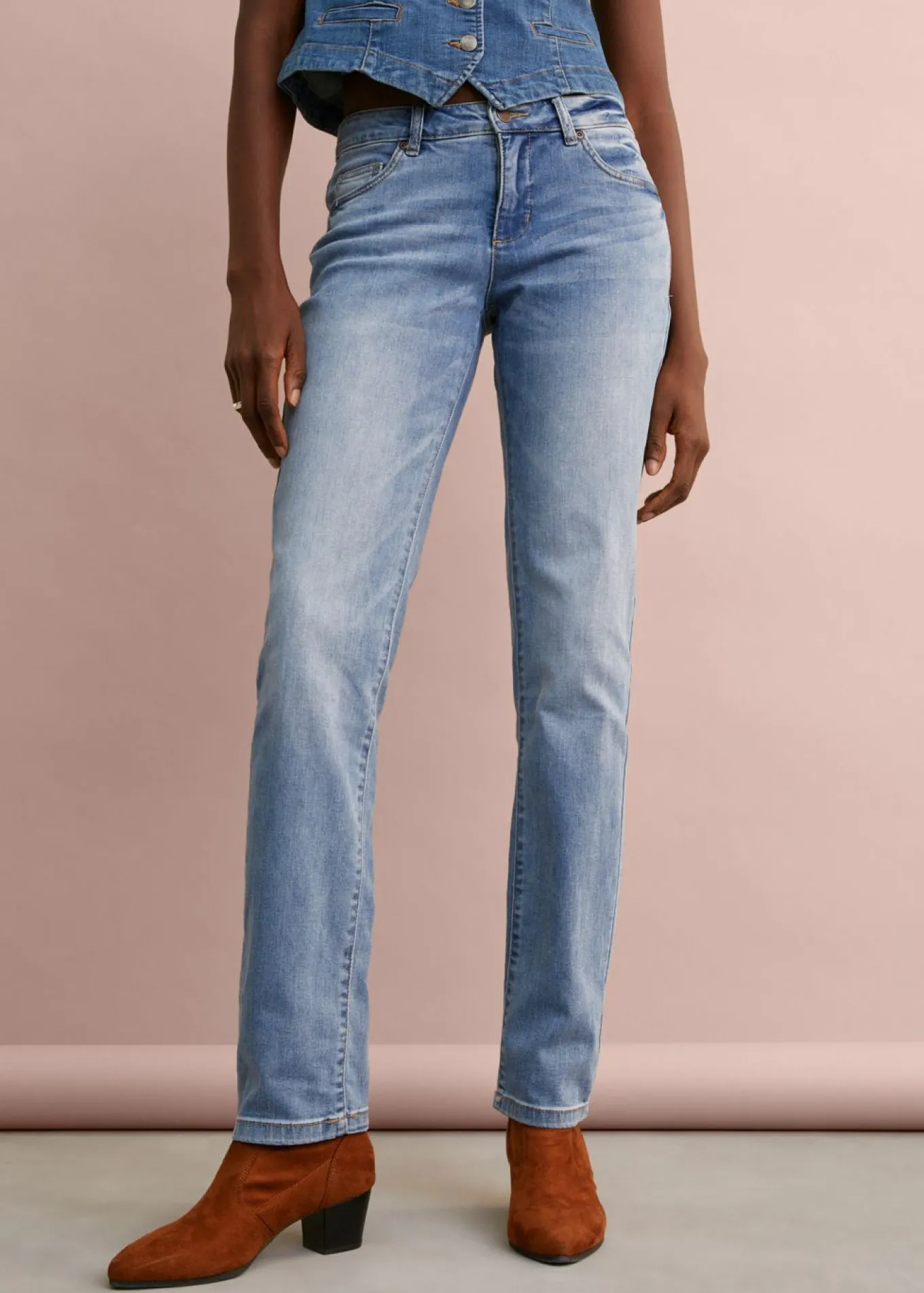 Vaqueros straight, mid waist, elásticos