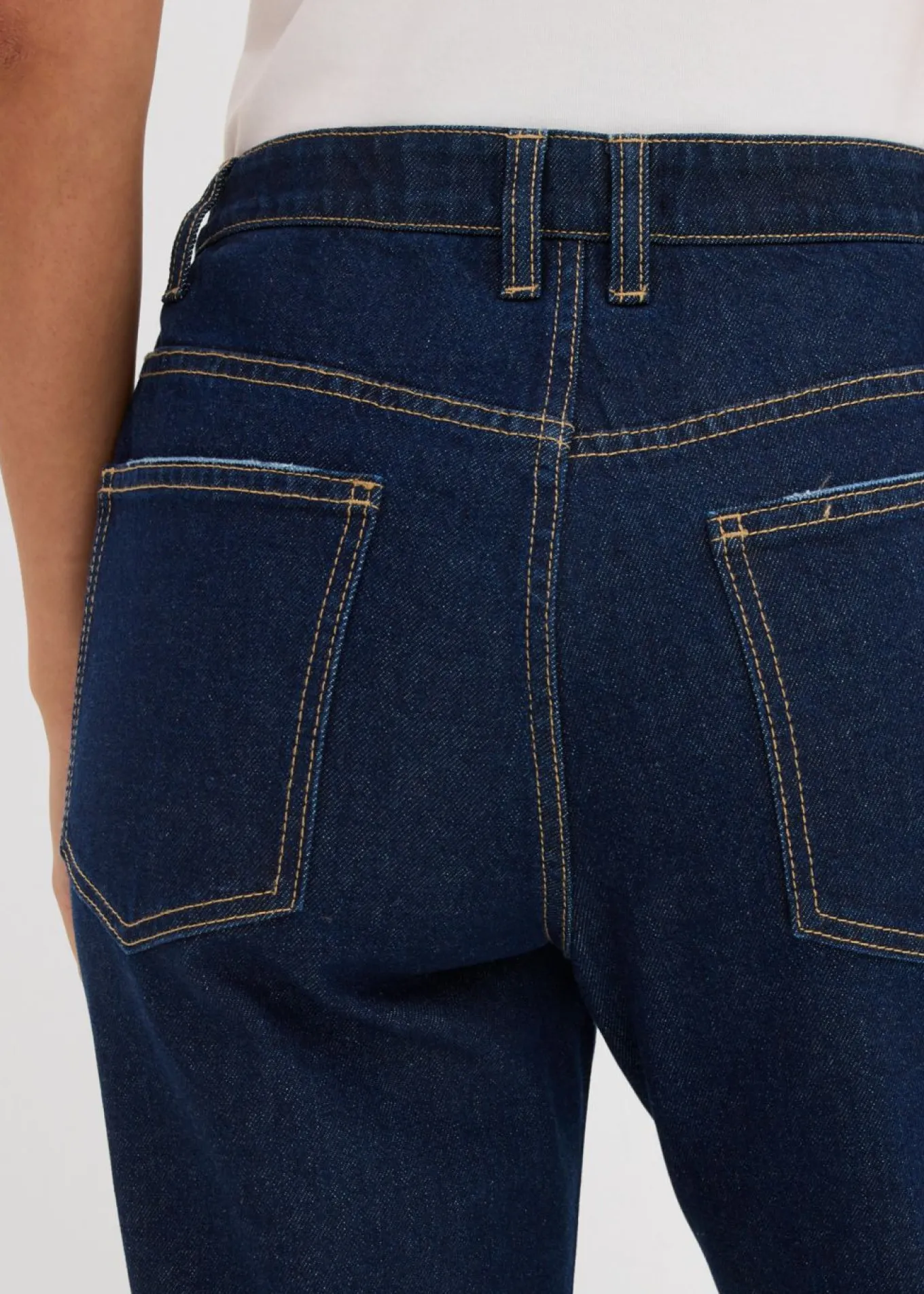 Vaqueros straight, mid waist, con piedras brillantes