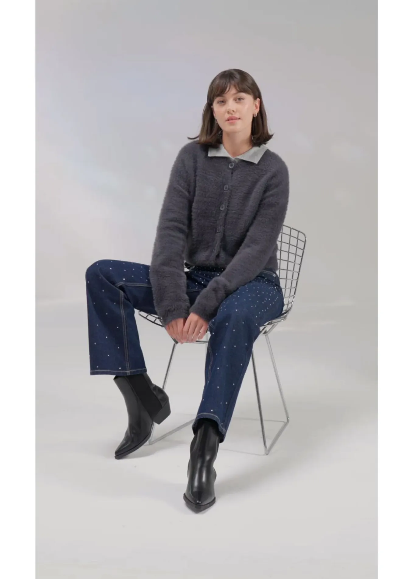 Vaqueros straight, mid waist, con piedras brillantes