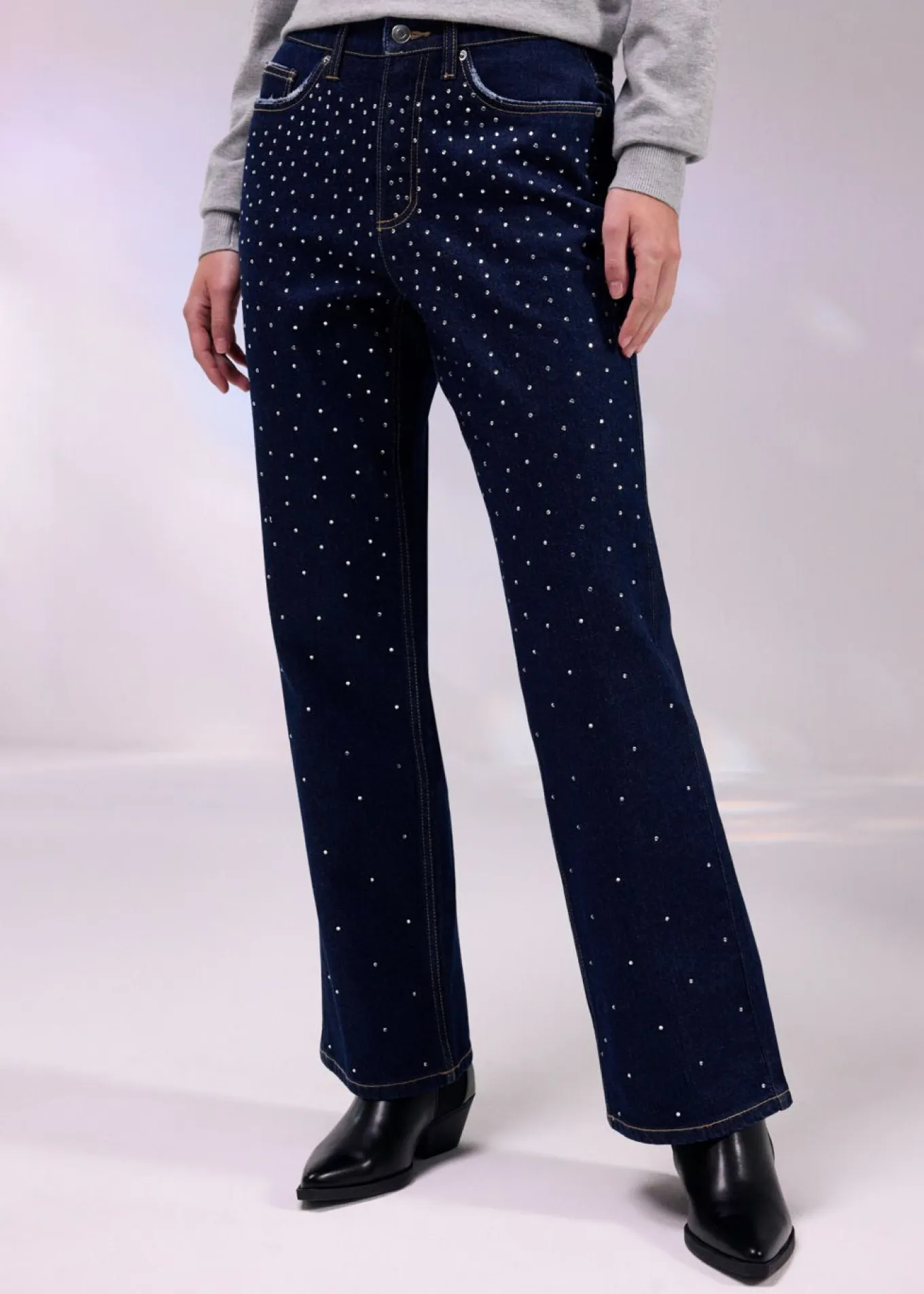 Vaqueros straight, mid waist, con piedras brillantes