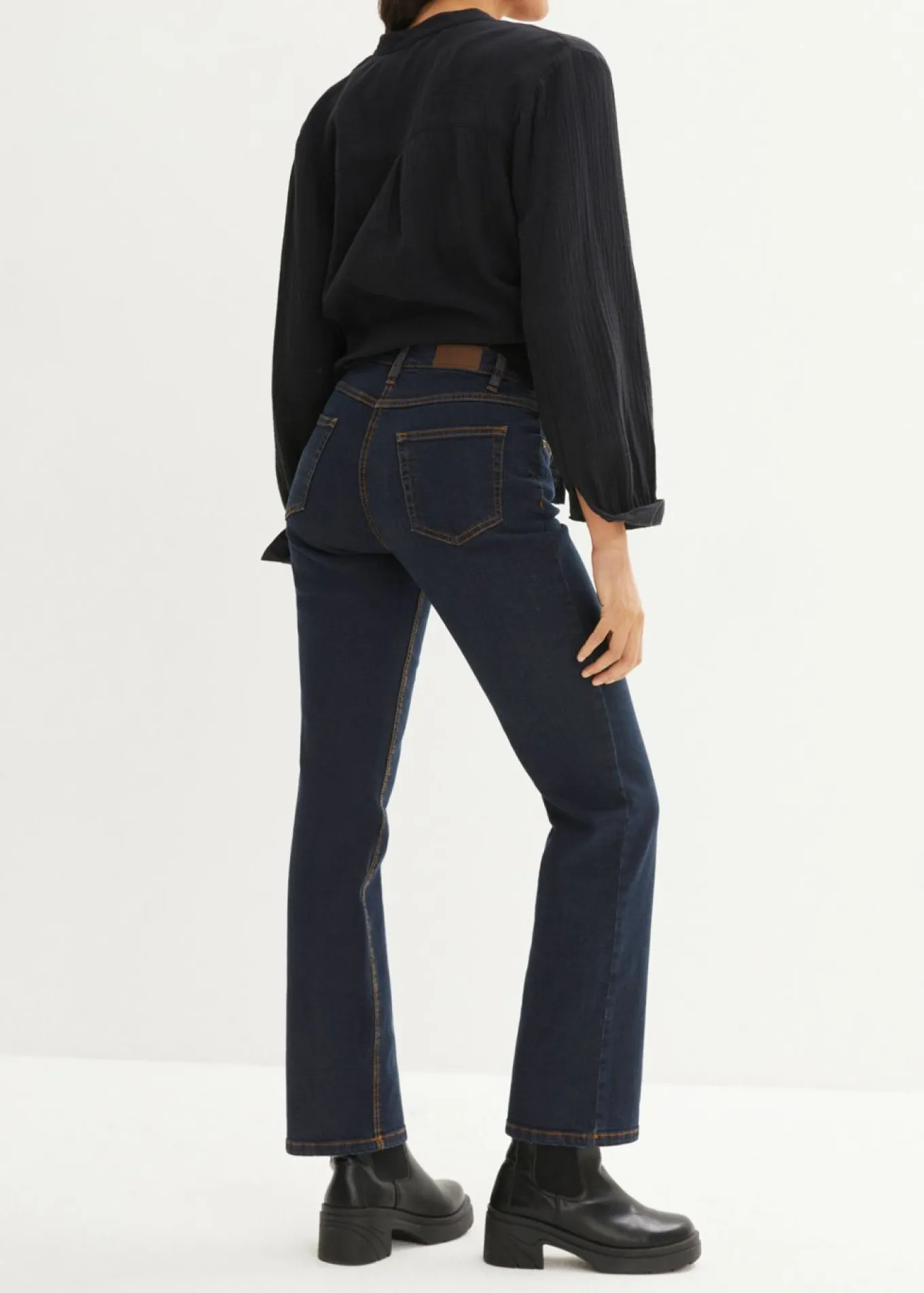 Vaqueros straight, mid waist, elásticos