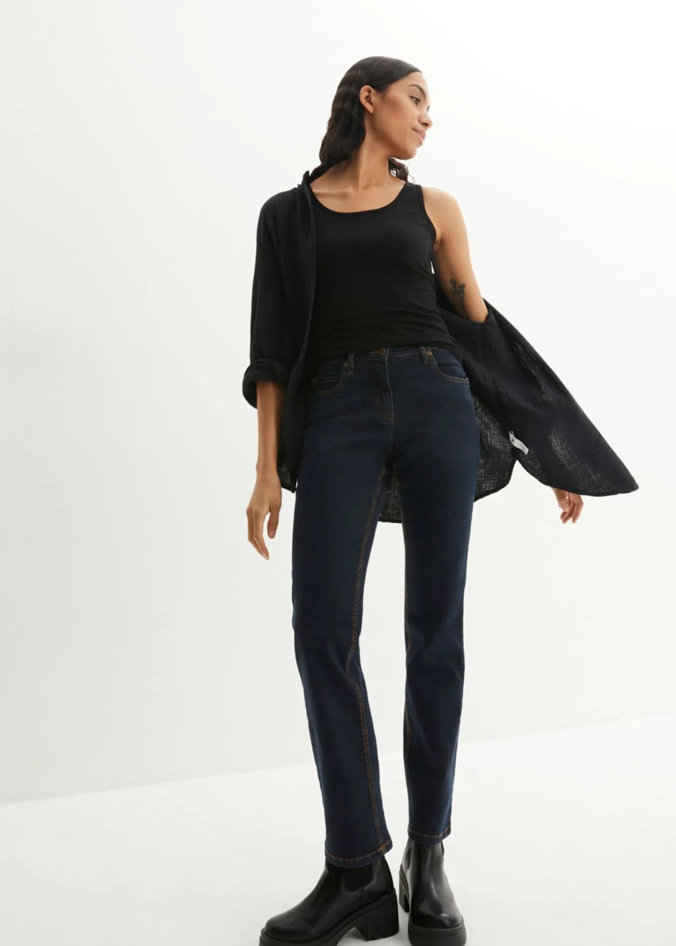 Vaqueros straight, mid waist, elásticos