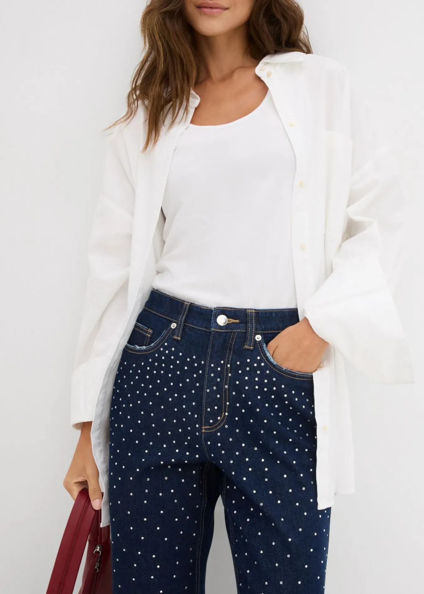 Vaqueros straight, mid waist, con piedras brillantes