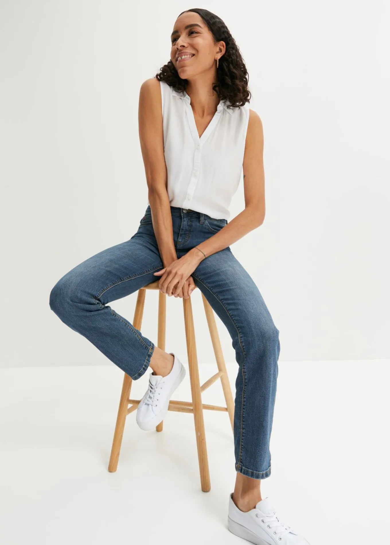 Vaqueros straight, mid waist, elásticos