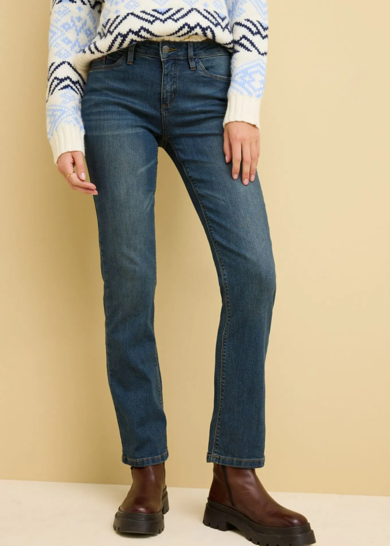 Vaqueros straight, mid waist, elásticos