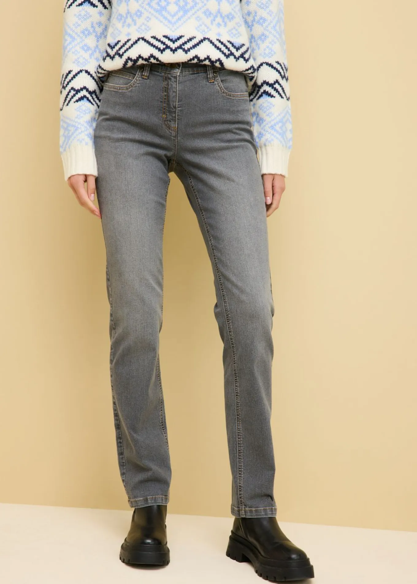 Vaqueros straight, mid waist, elásticos