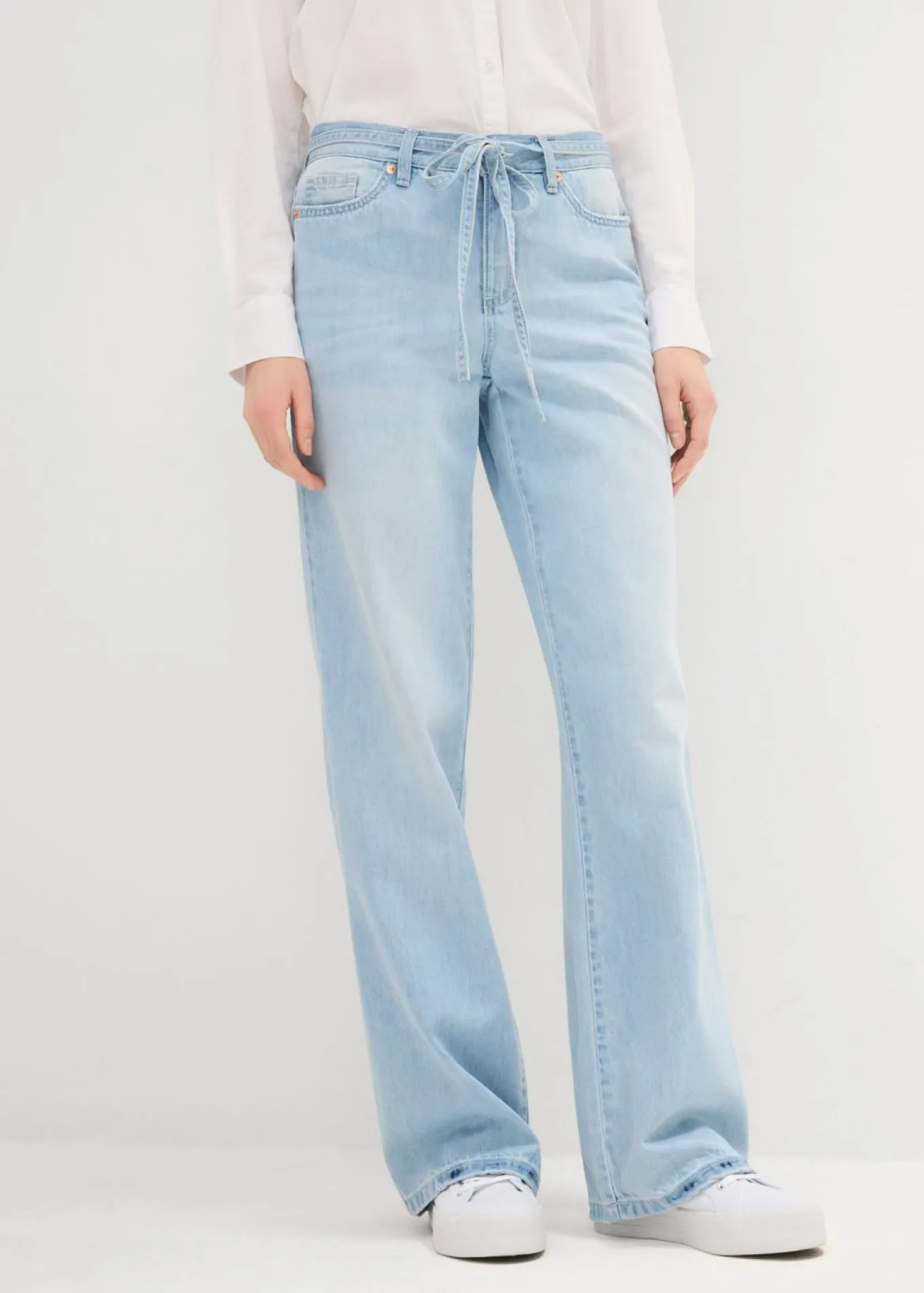 Vaqueros wide leg, mid waist, con cinturón