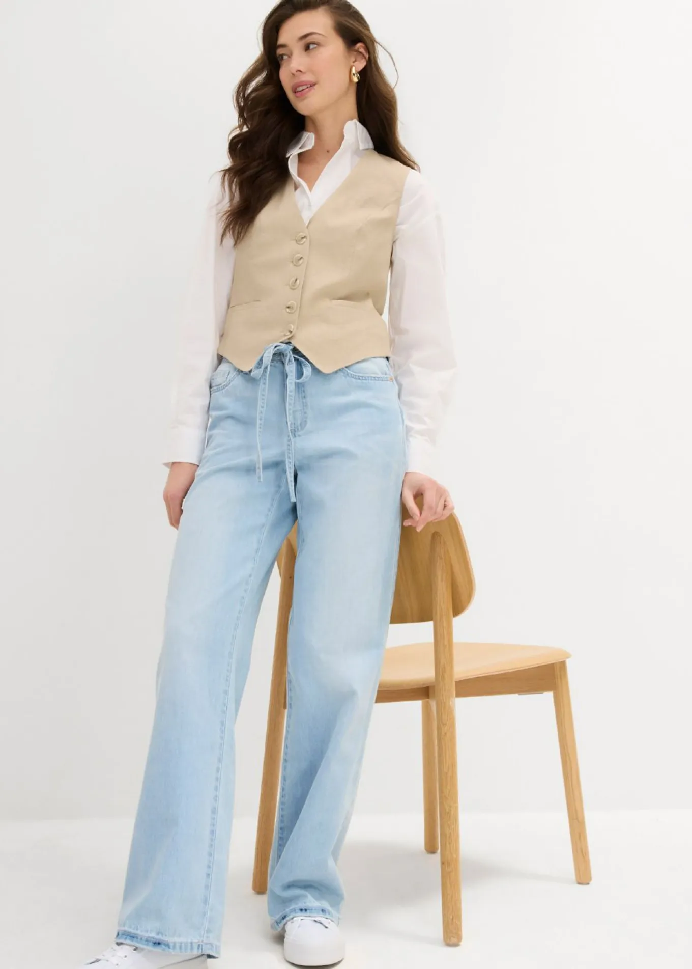 Vaqueros wide leg, mid waist, con cinturón