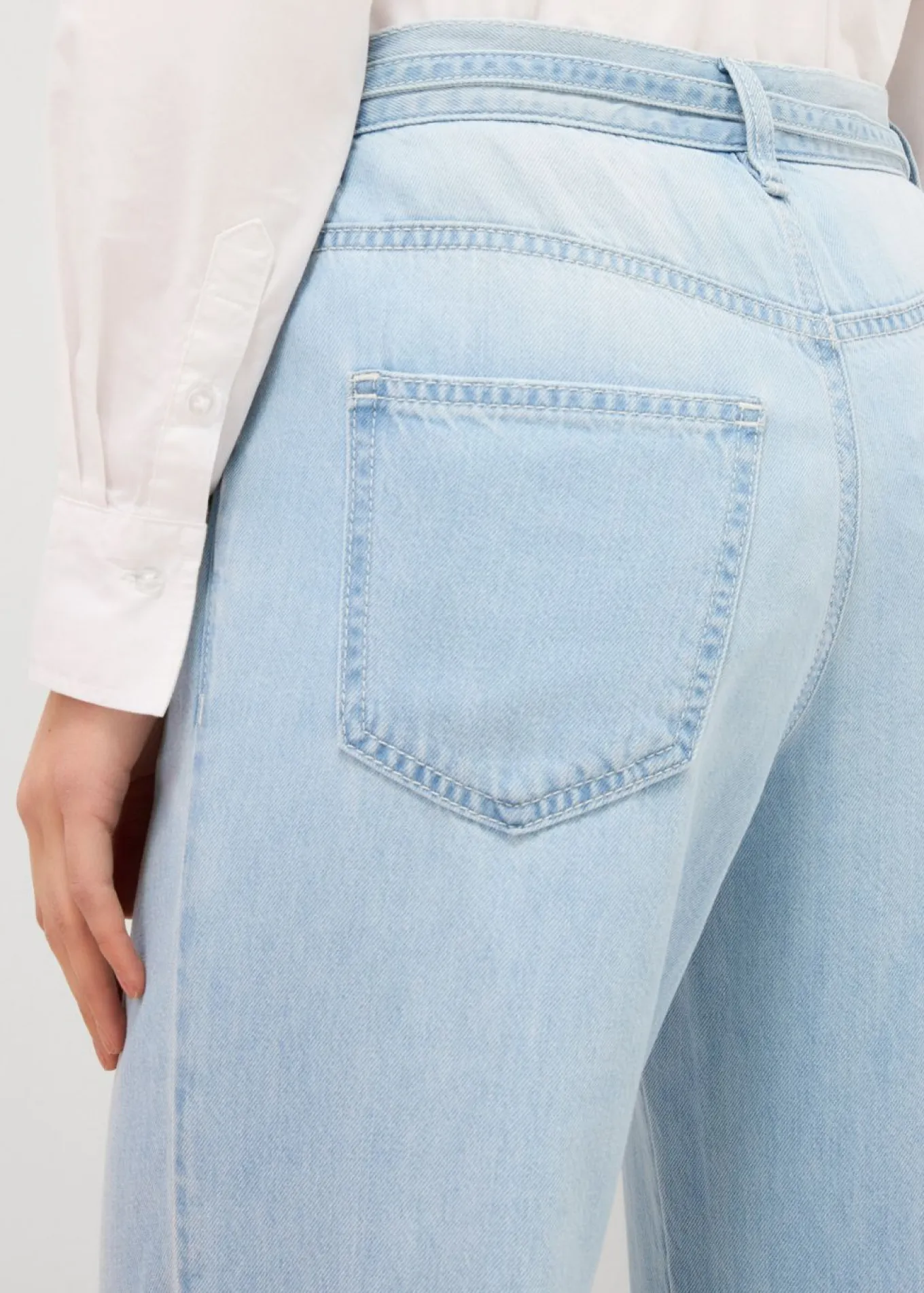 Vaqueros wide leg, mid waist, con cinturón
