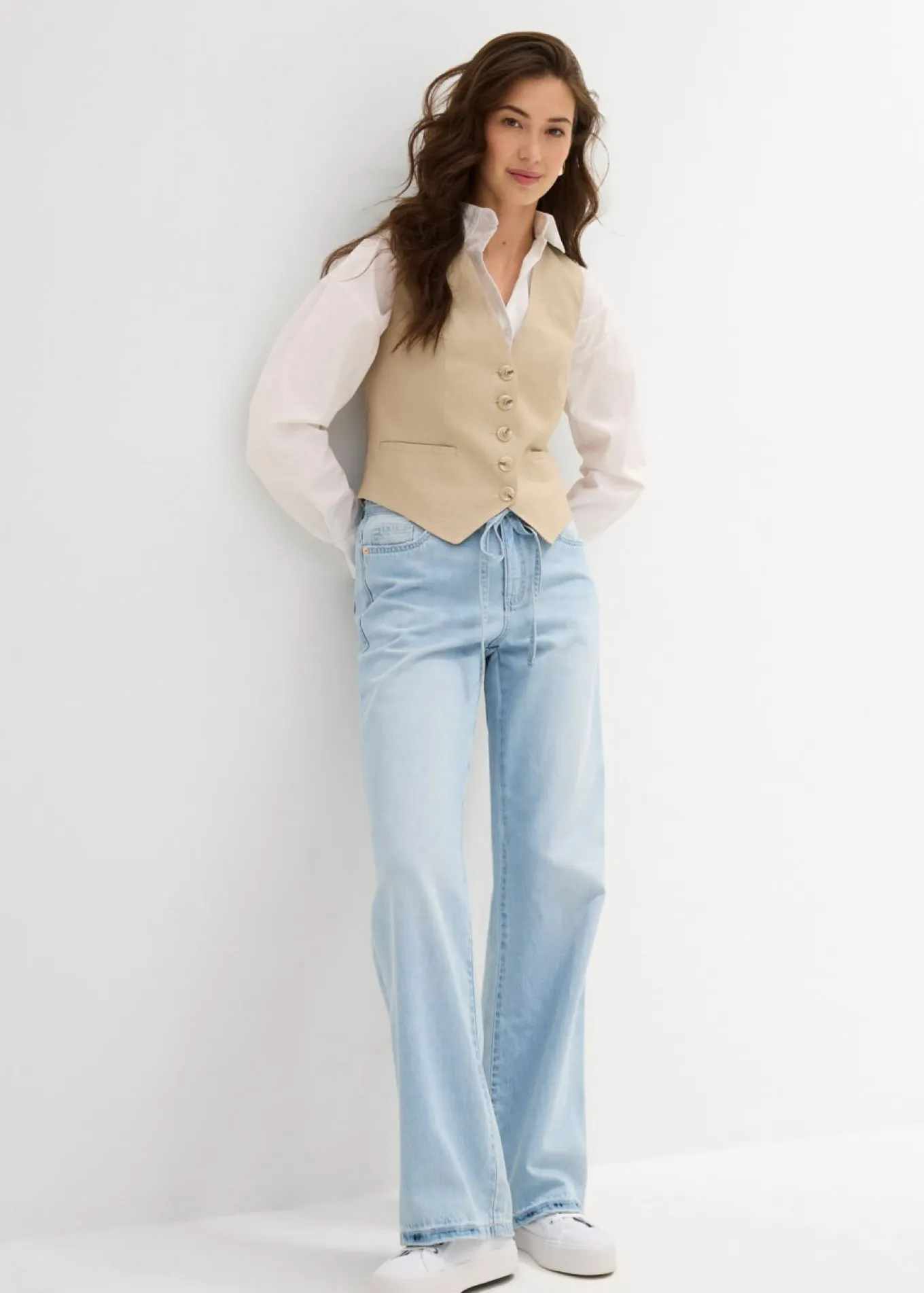 Vaqueros wide leg, mid waist, con cinturón