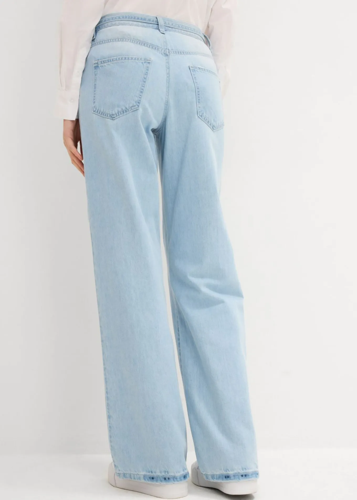 Vaqueros wide leg, mid waist, con cinturón