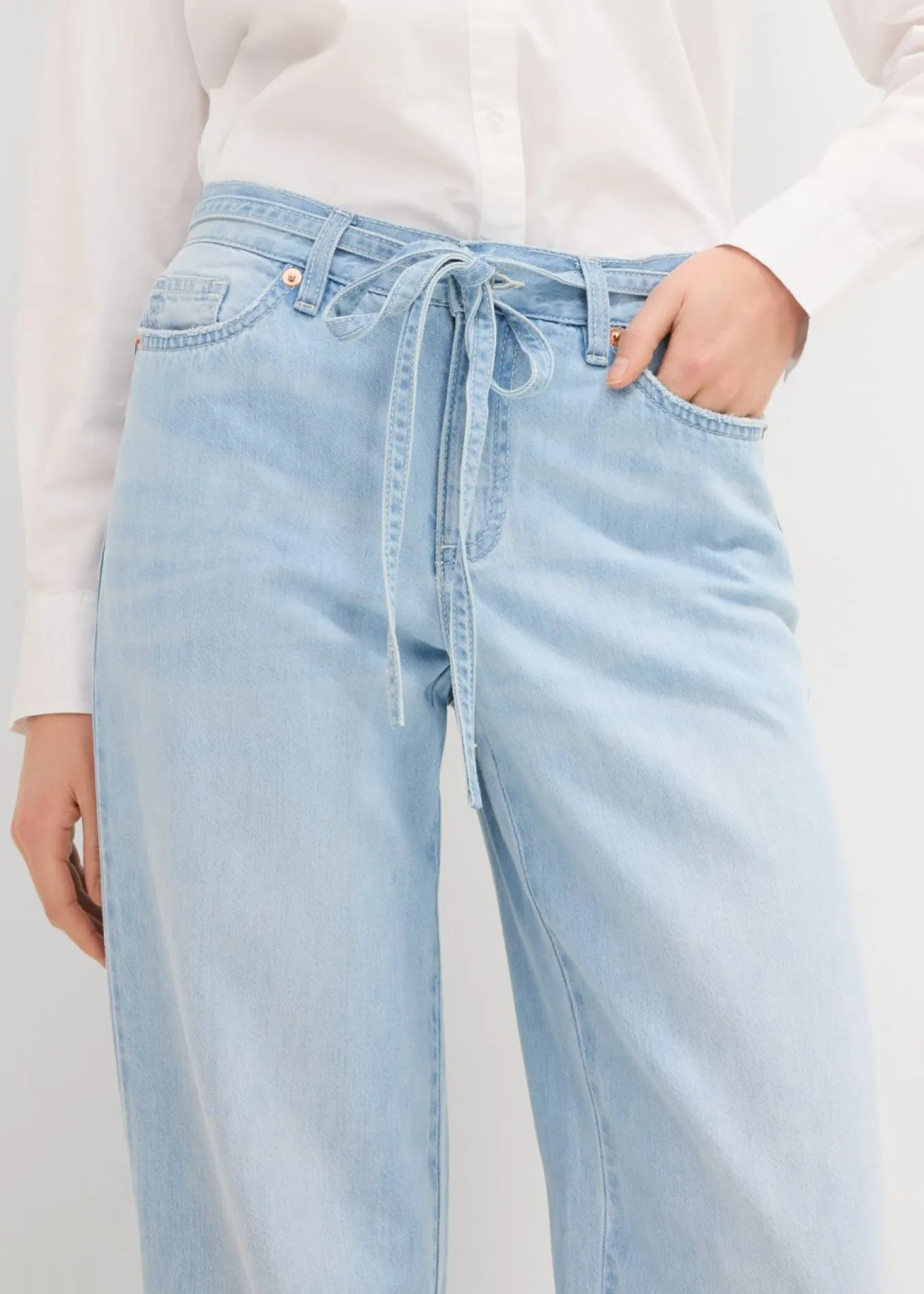 Vaqueros wide leg, mid waist, con cinturón