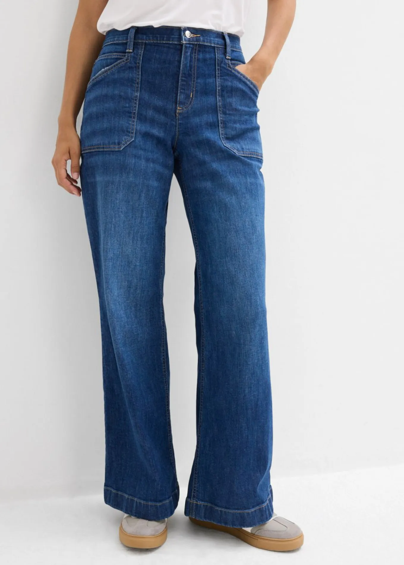 Vaqueros wide leg, mid waist, con bolsillos
