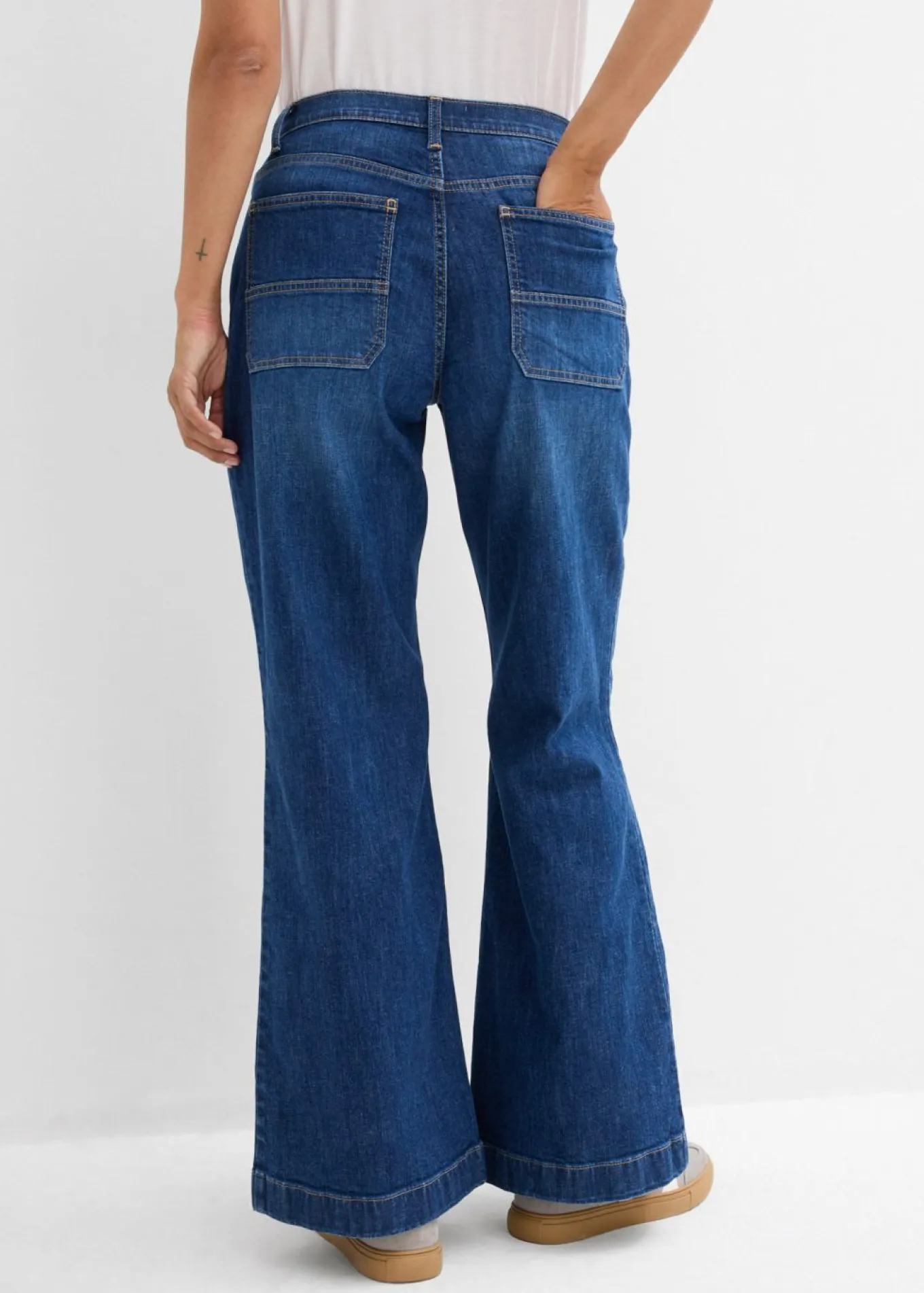 Vaqueros wide leg, mid waist, con bolsillos