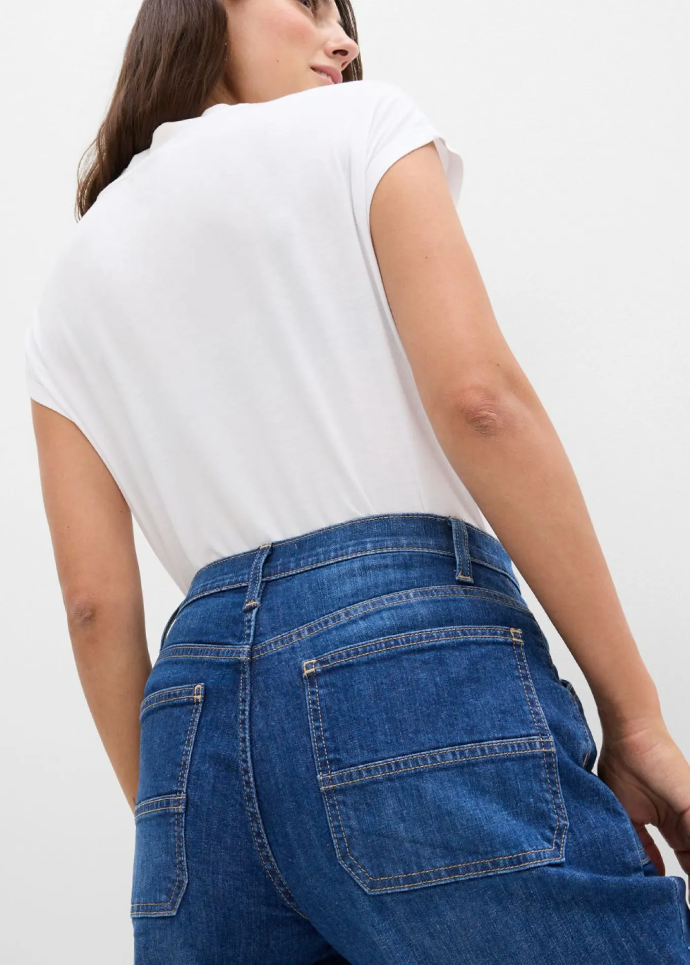 Vaqueros wide leg, mid waist, con bolsillos