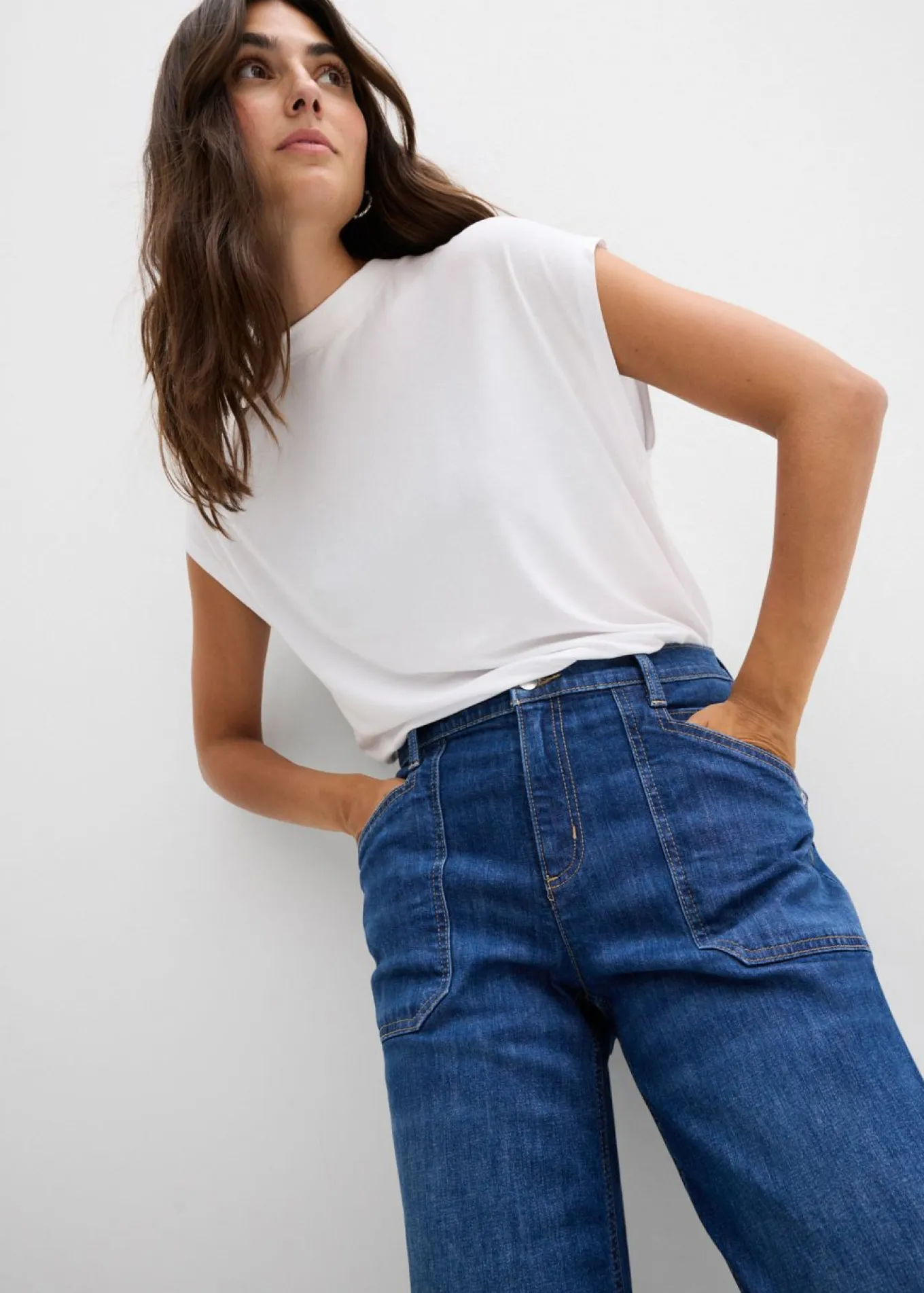 Vaqueros wide leg, mid waist, con bolsillos