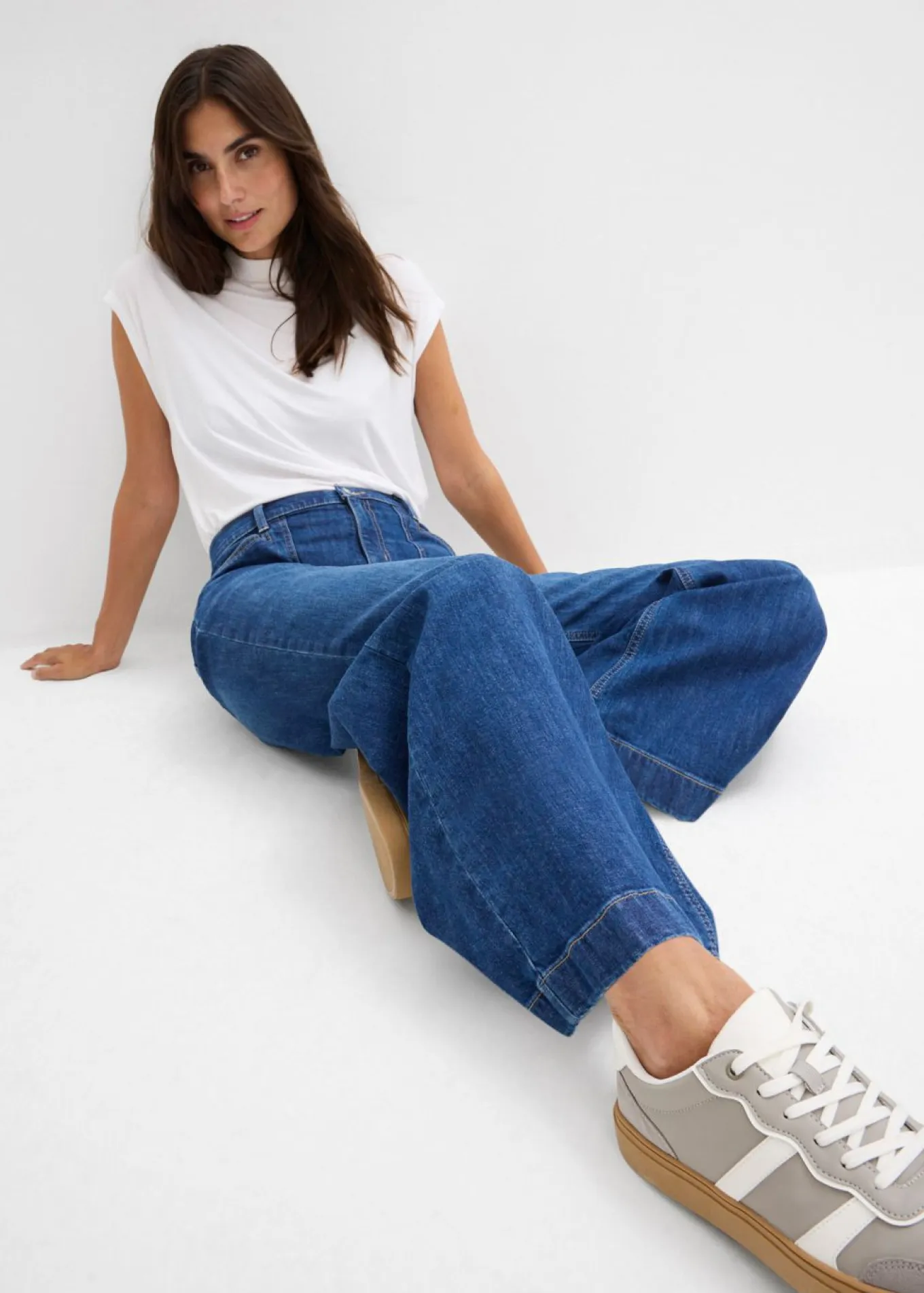 Vaqueros wide leg, mid waist, con bolsillos