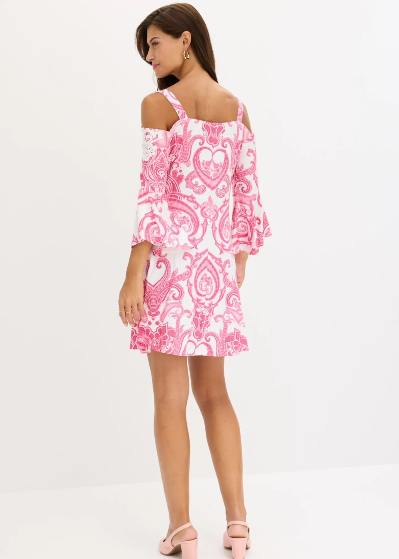 Vestido acampanado con escote bañera
