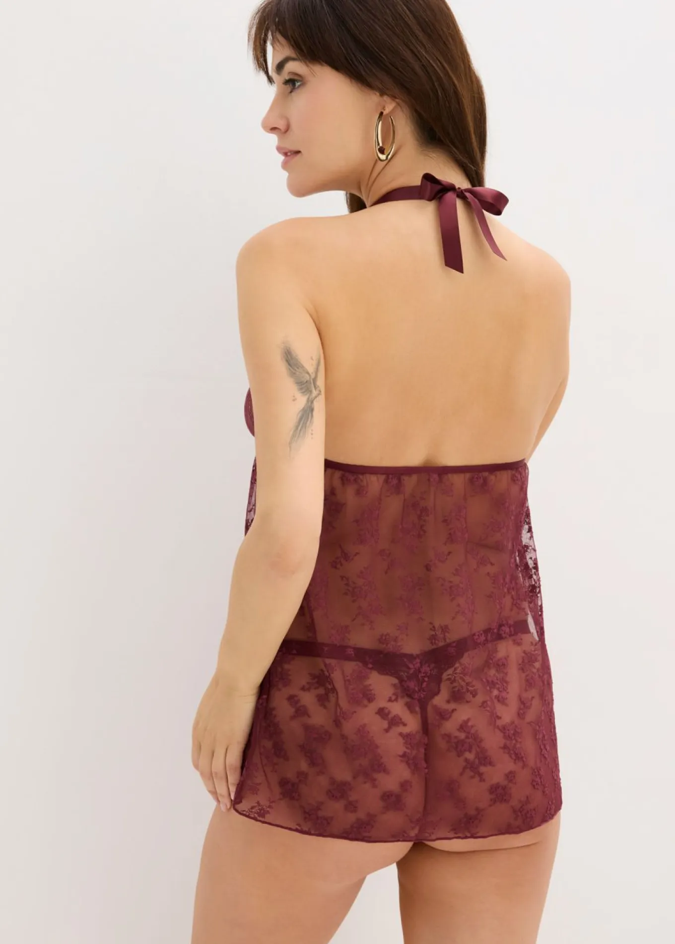 Vestido anudado al cuello de encaje