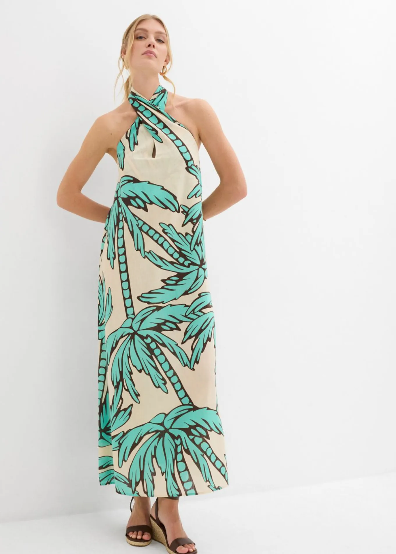 Vestido anudado al cuello con corte en A