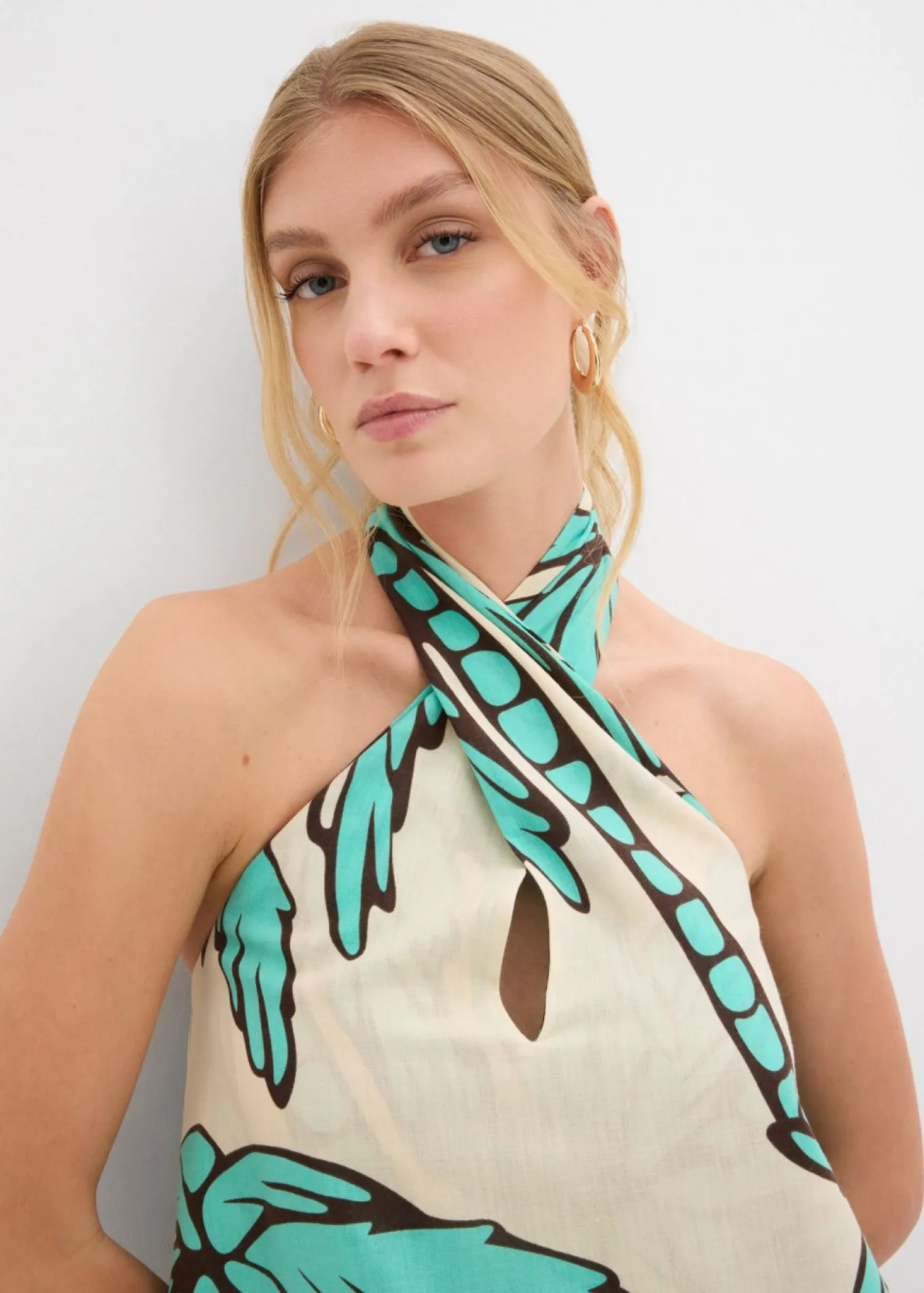 Vestido anudado al cuello con corte en A