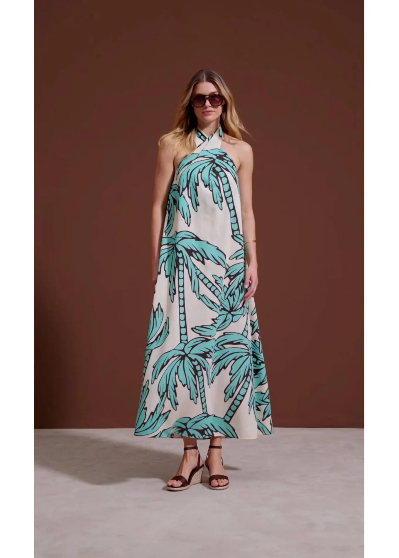 Vestido anudado al cuello con corte en A