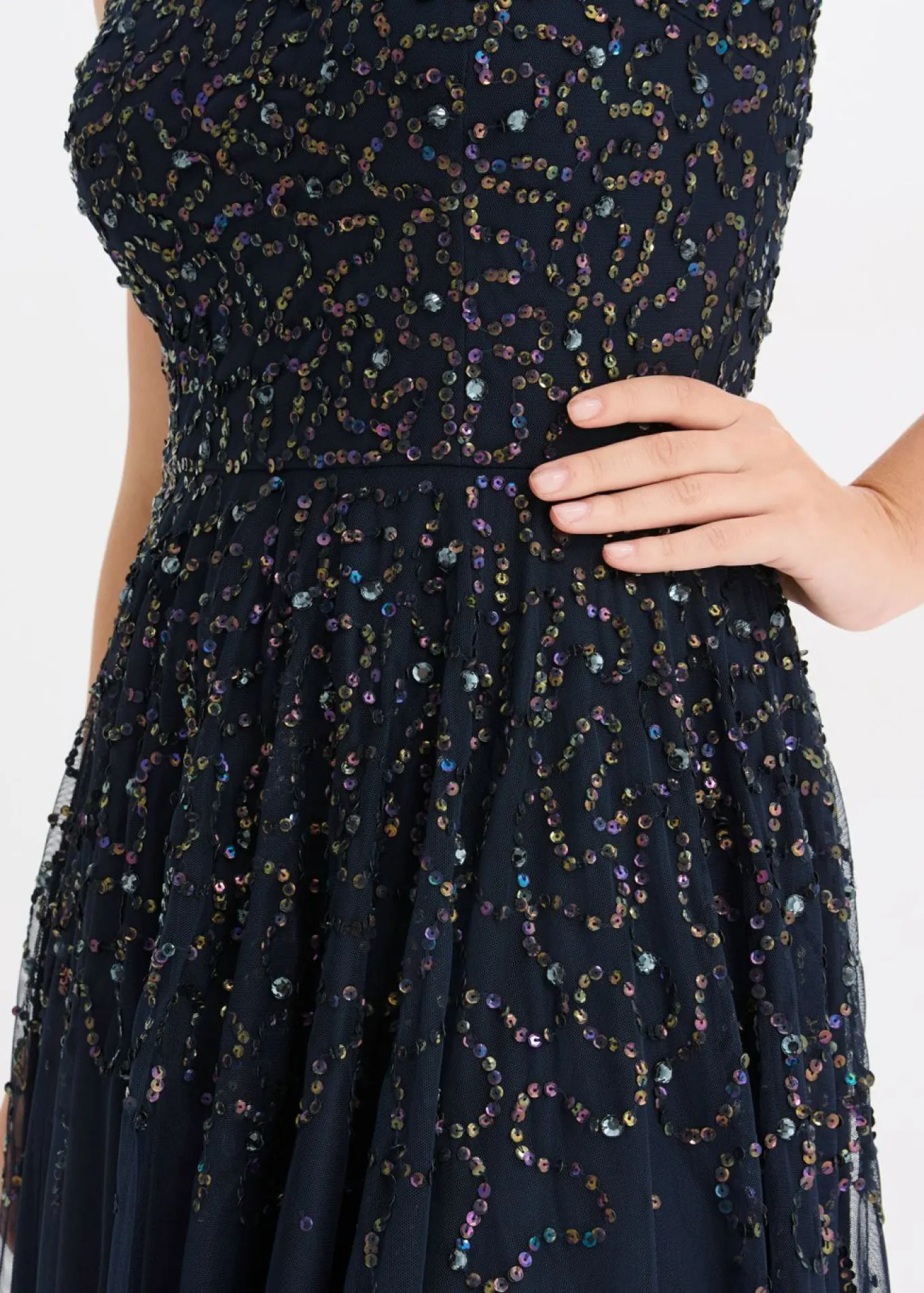 Vestido asimétrico con bordado de lentejuelas