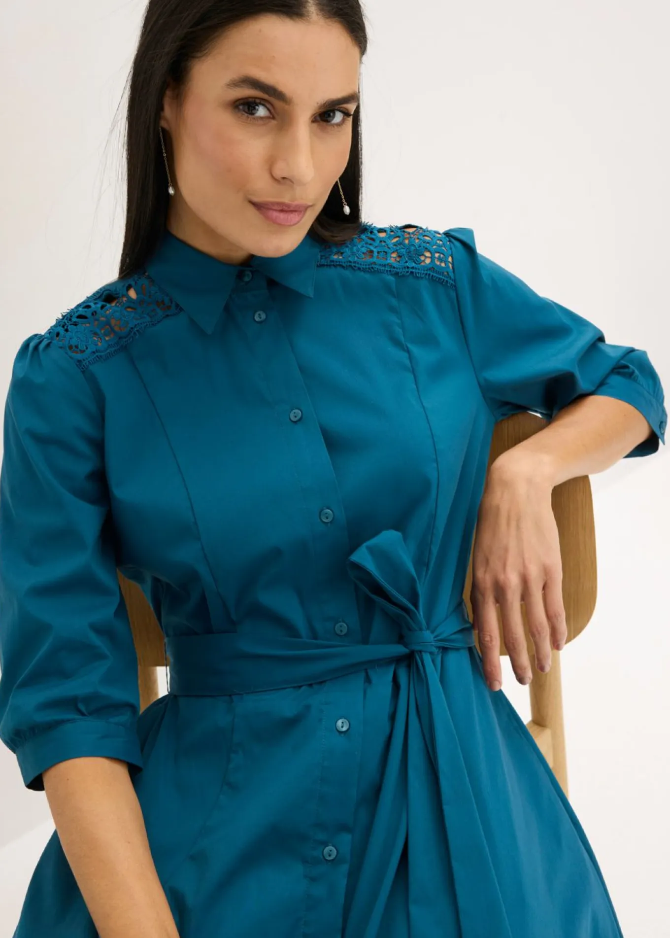 Vestido camisero con encaje y cordón
