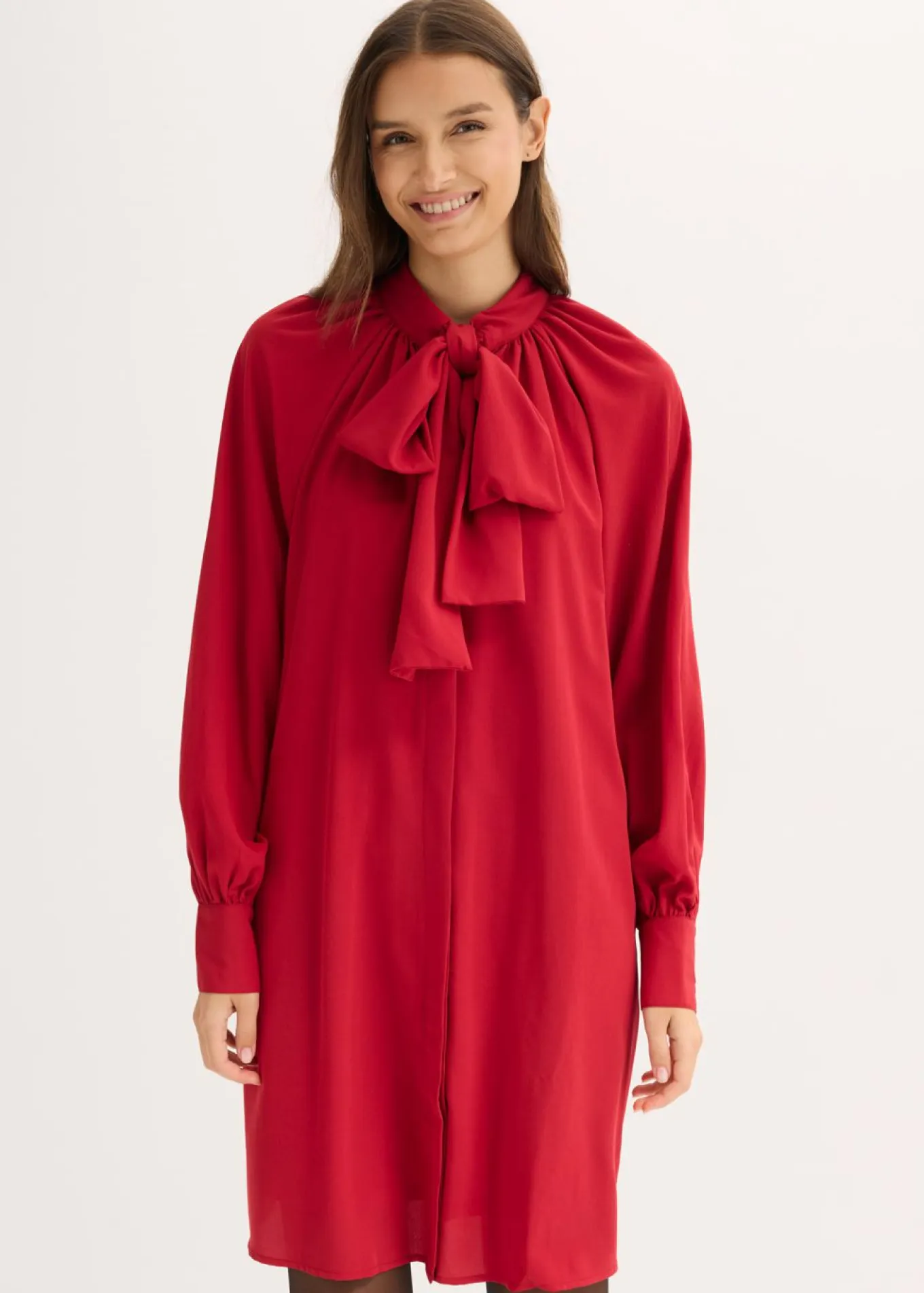 Vestido camisero con lazo en el cuello