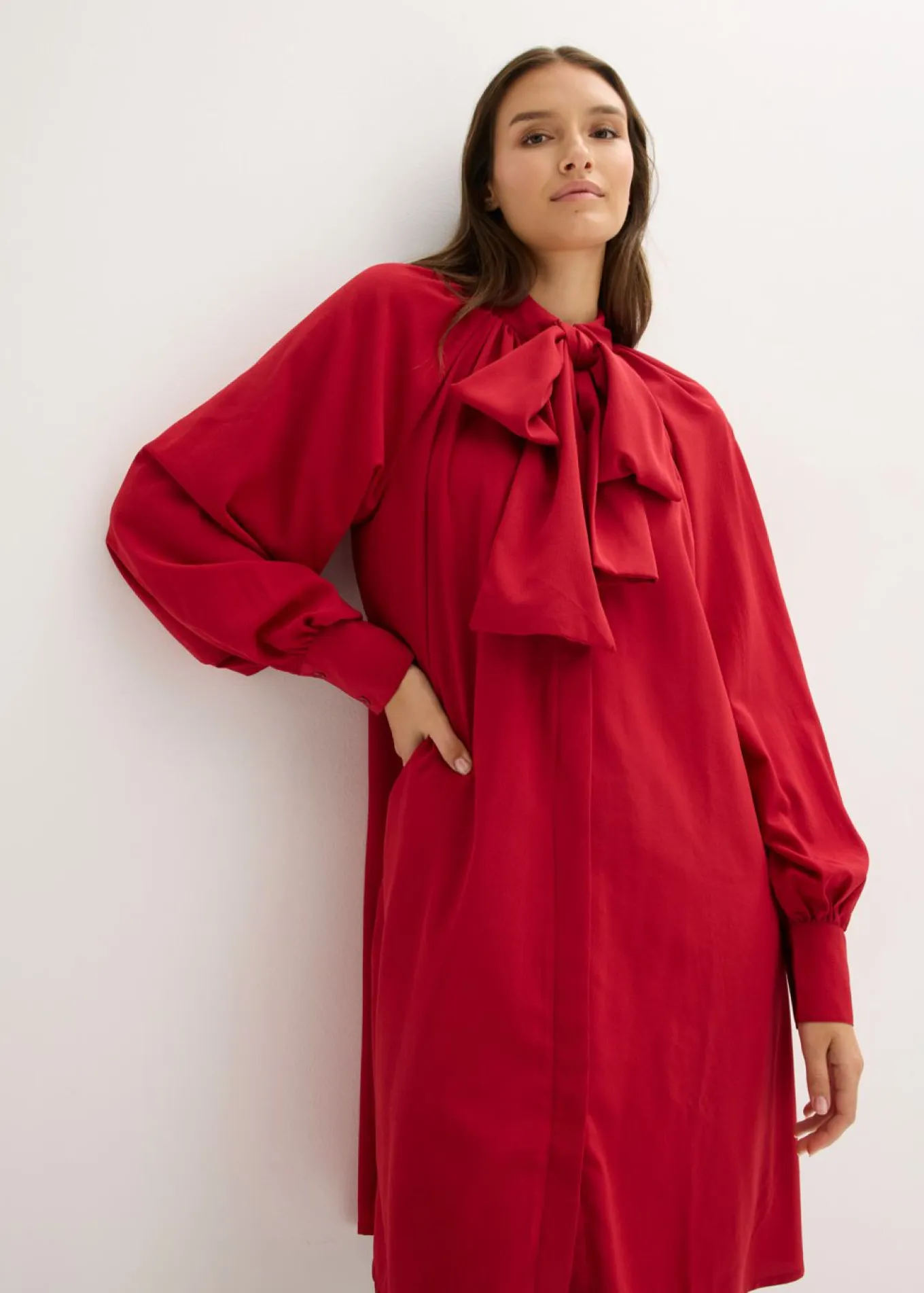 Vestido camisero con lazo en el cuello