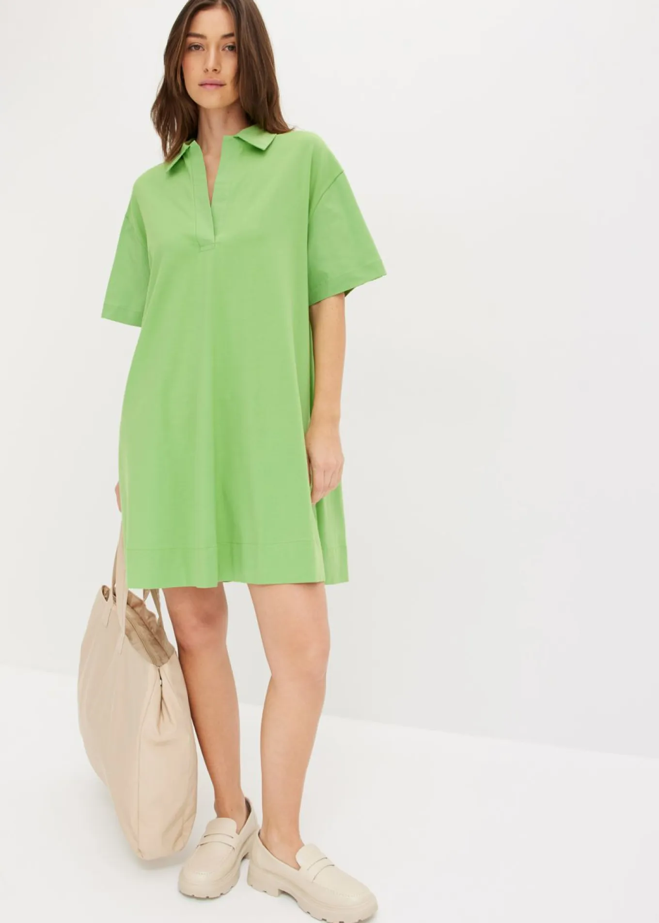 Vestido camisero confeccionado con mezcla de algodón orgánico elástico